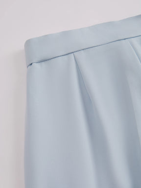 Pantaloni dritti da donna: eleganti e snellenti, adatti per l'ufficio e per tutti i giorni.