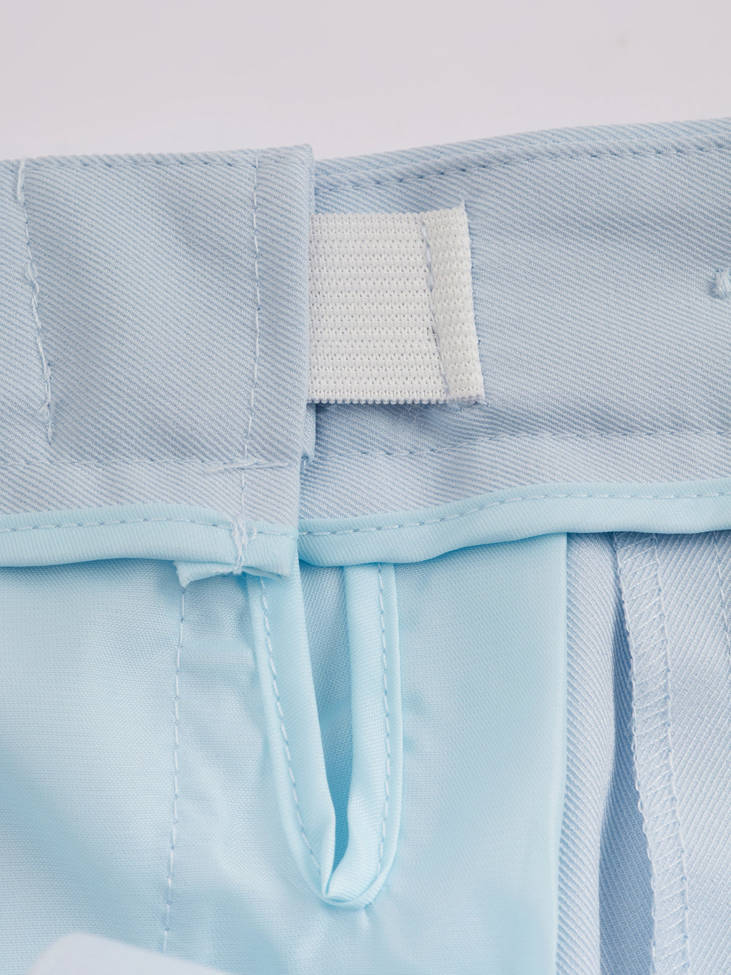 Pantaloni dritti da donna: eleganti e snellenti, adatti per l'ufficio e per tutti i giorni.