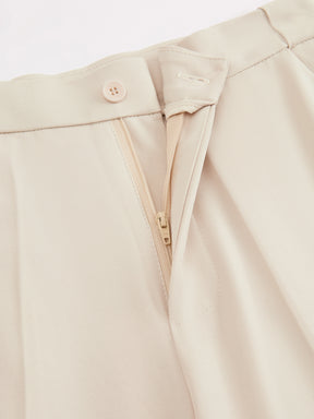 Pantaloni dritti da donna: eleganti e snellenti, adatti per l'ufficio e per tutti i giorni.