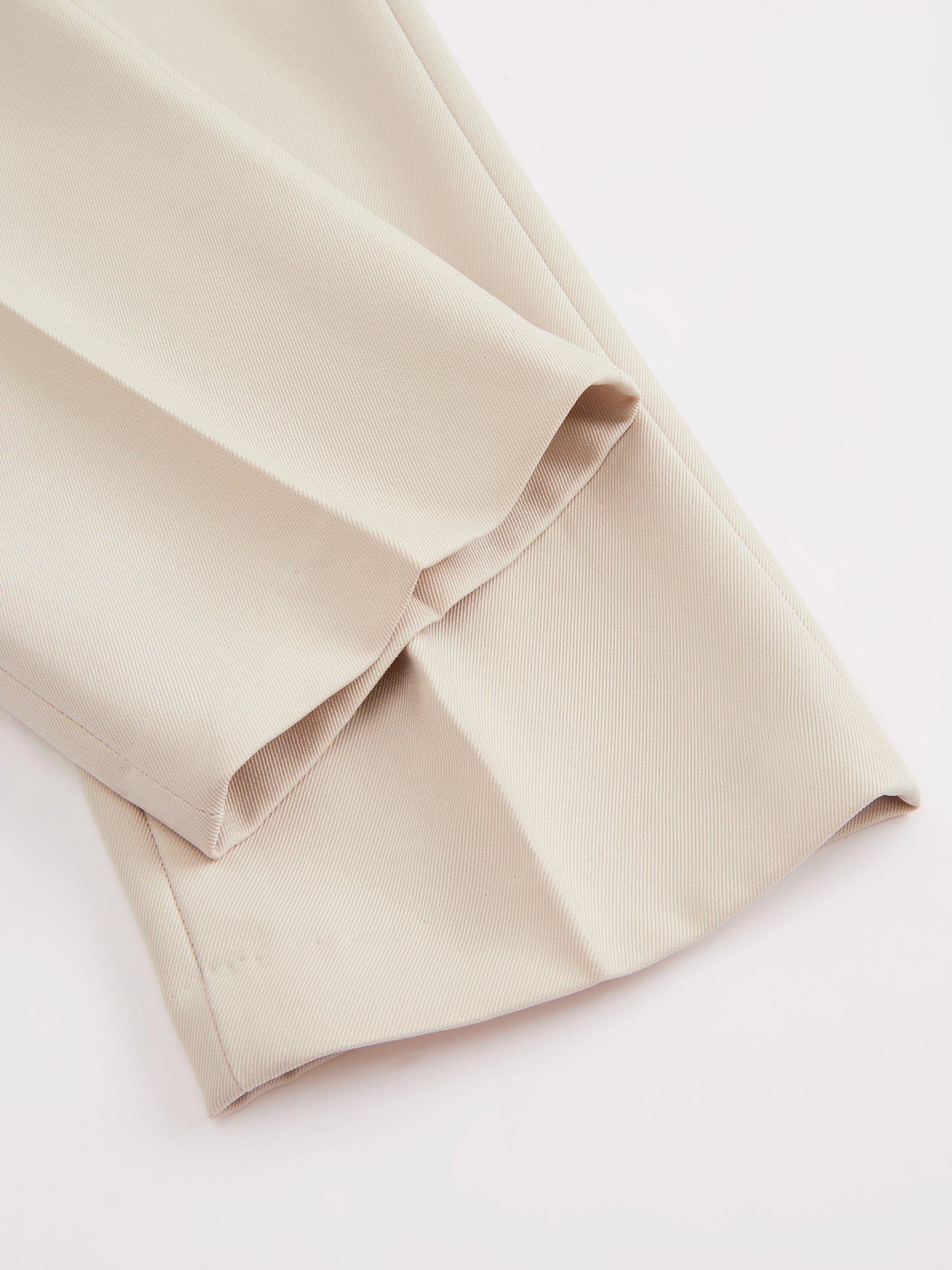 Pantaloni dritti da donna: eleganti e snellenti, adatti per l'ufficio e per tutti i giorni.