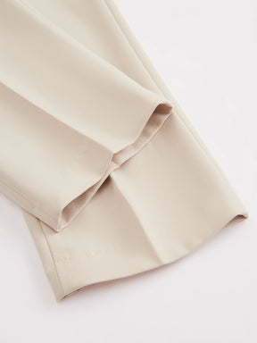 Pantaloni dritti da donna: eleganti e snellenti, adatti per l'ufficio e per tutti i giorni.