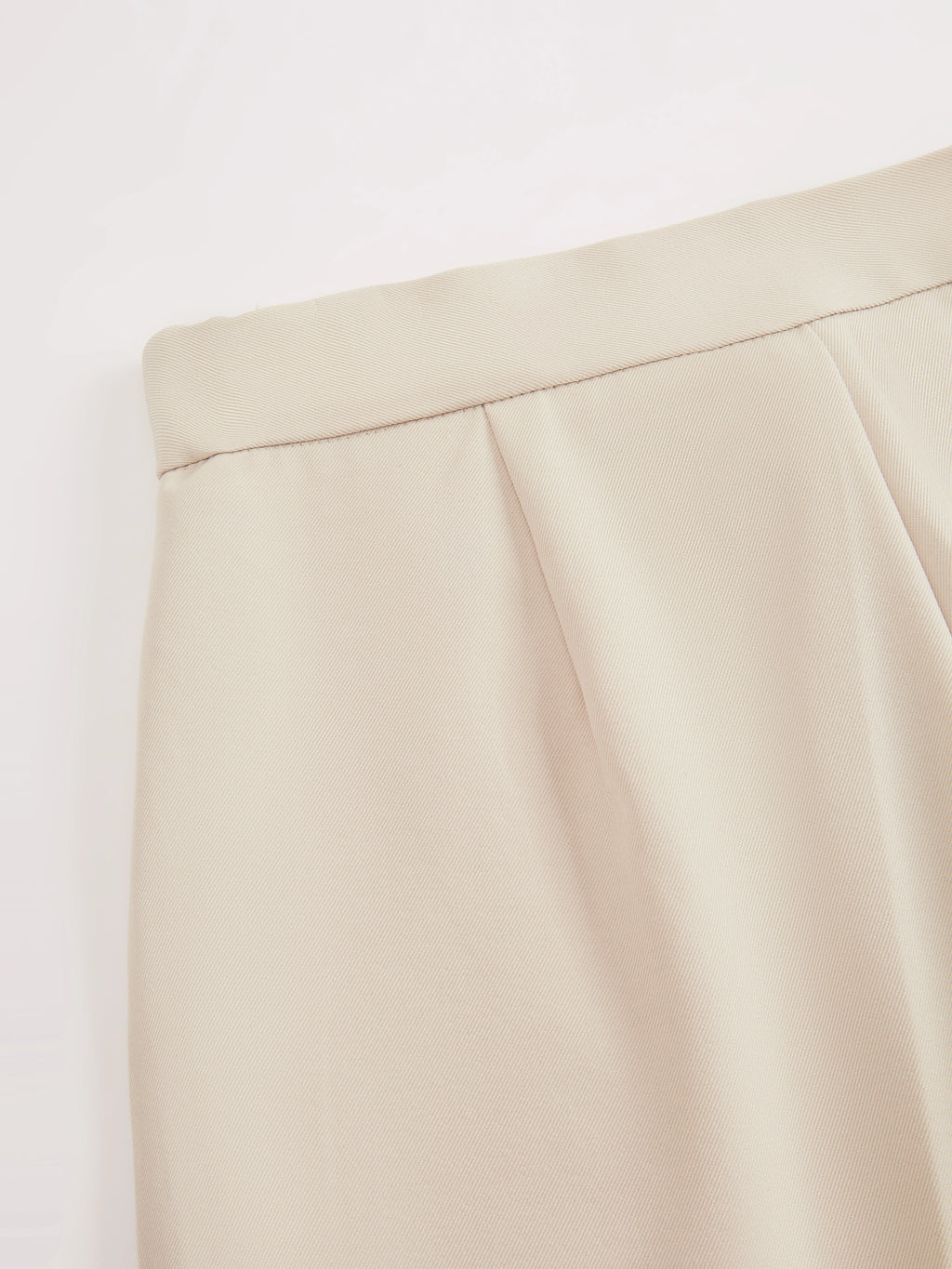 Pantaloni dritti da donna: eleganti e snellenti, adatti per l'ufficio e per tutti i giorni.