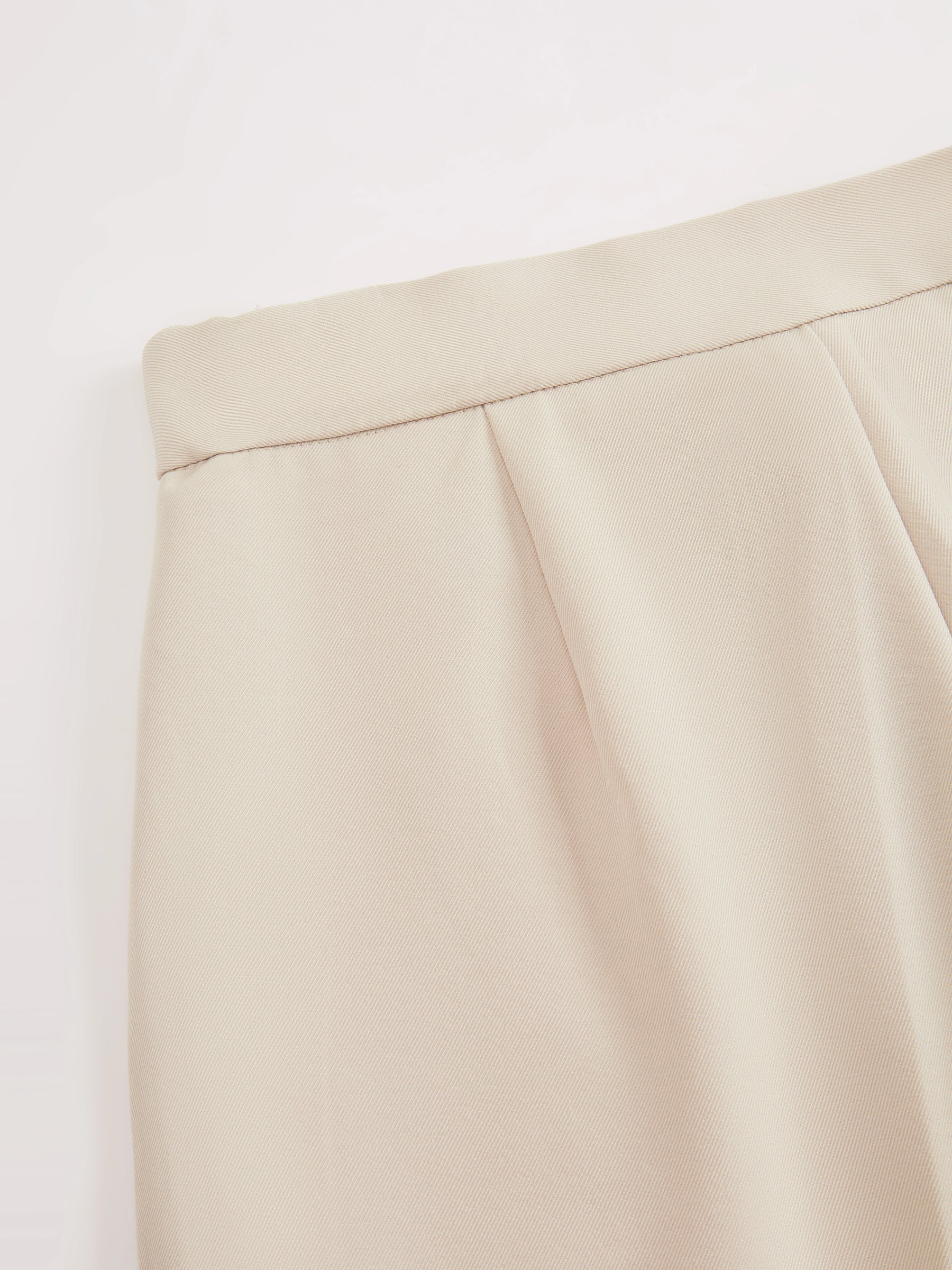 Pantaloni dritti da donna: eleganti e snellenti, adatti per l'ufficio e per tutti i giorni.