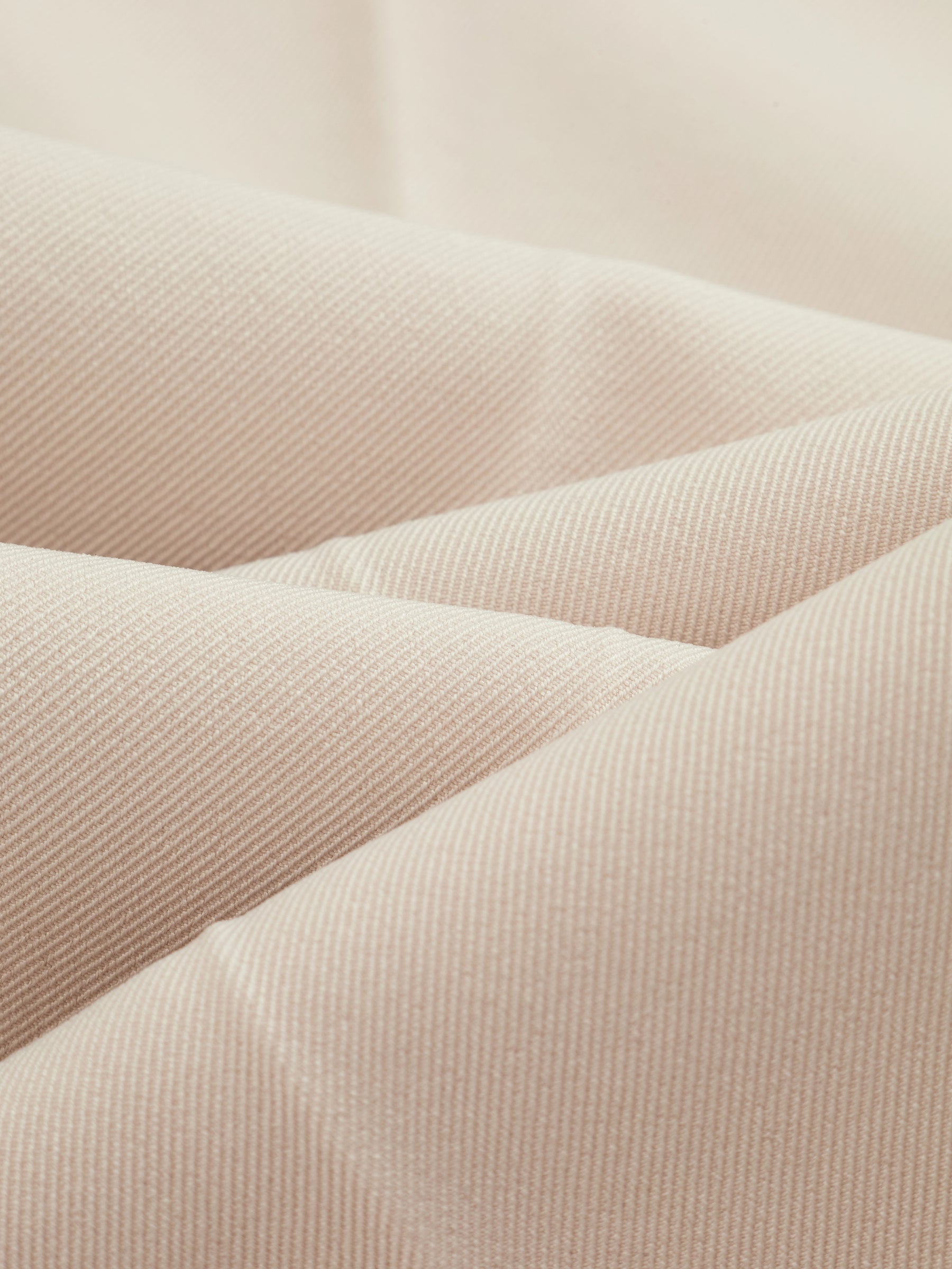 Pantaloni dritti da donna: eleganti e snellenti, adatti per l'ufficio e per tutti i giorni.