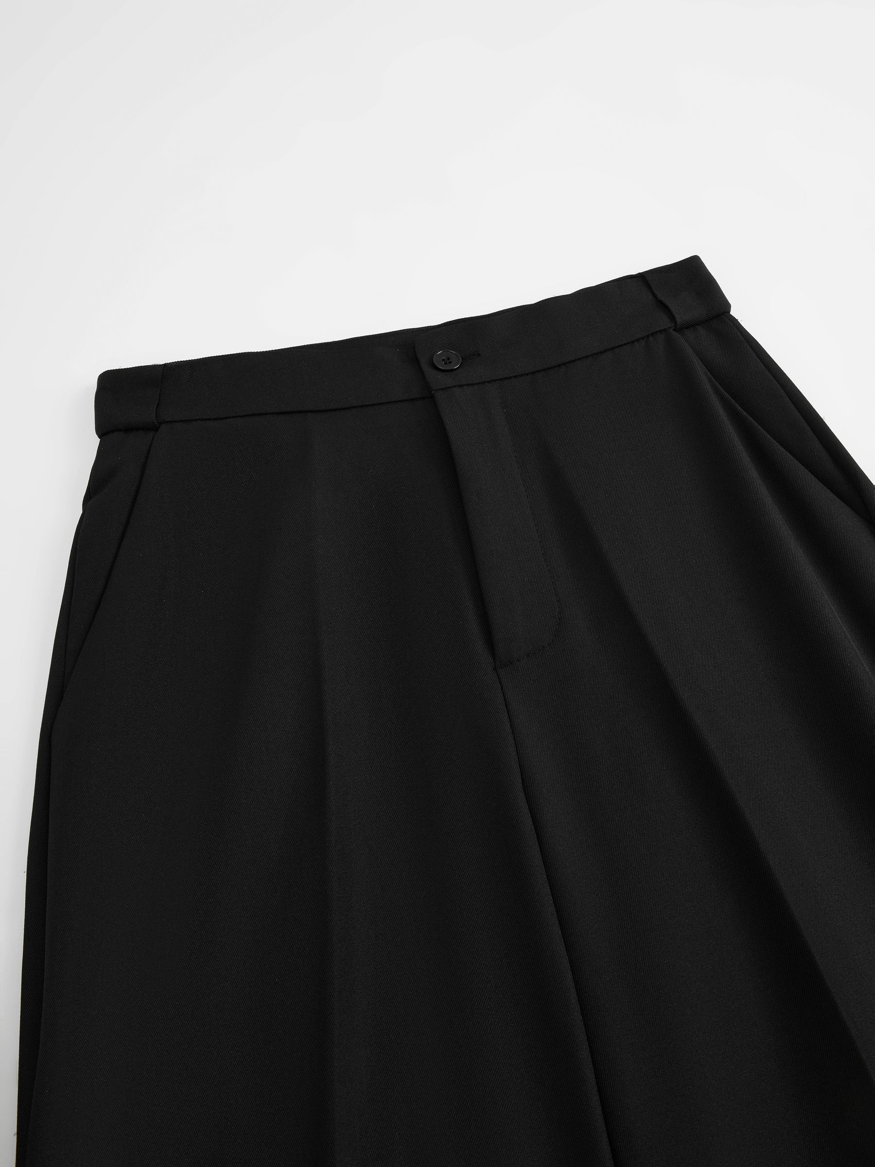 Pantaloni dritti da donna: eleganti e snellenti, adatti per l'ufficio e per tutti i giorni.