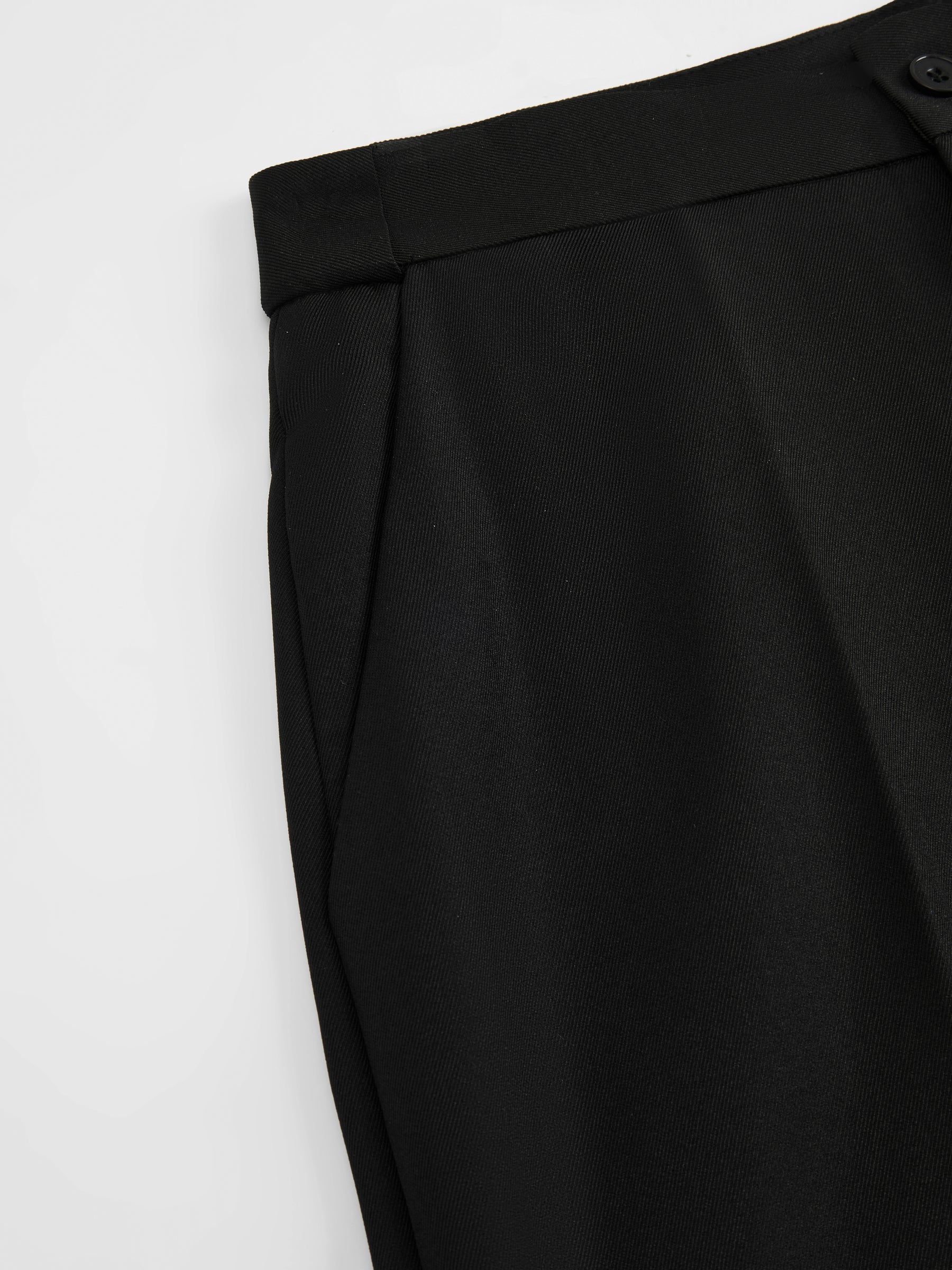 Pantaloni dritti da donna: eleganti e snellenti, adatti per l'ufficio e per tutti i giorni.