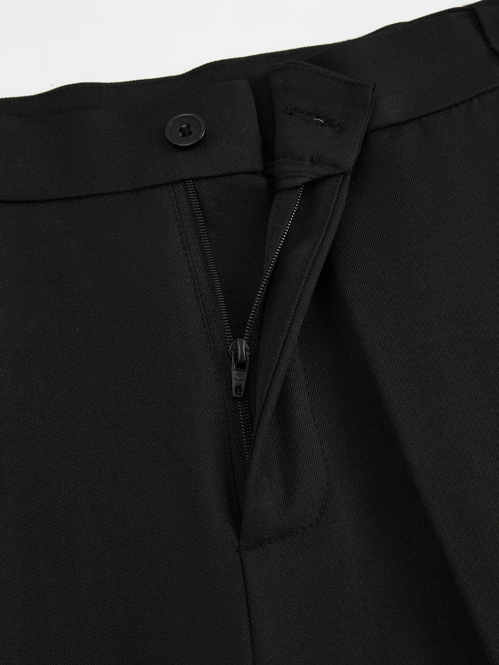 Pantaloni dritti da donna: eleganti e snellenti, adatti per l'ufficio e per tutti i giorni.