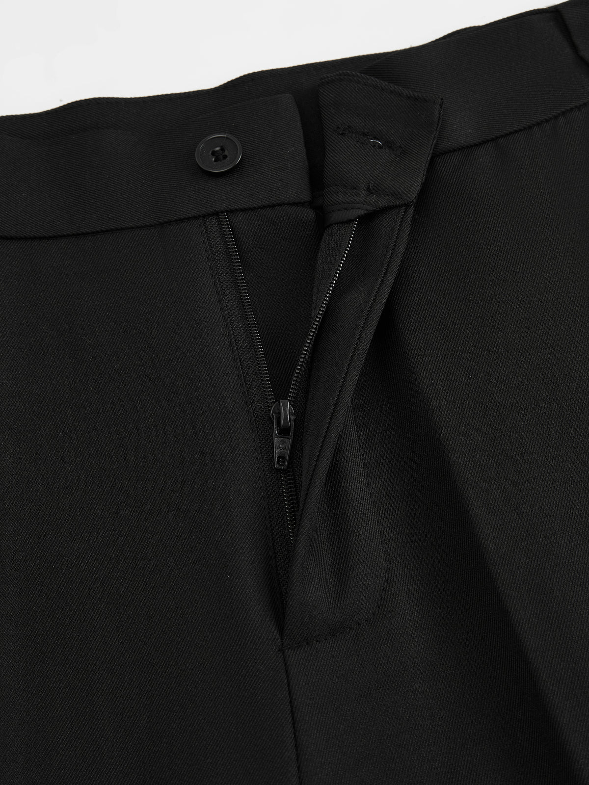 Pantaloni dritti da donna: eleganti e snellenti, adatti per l'ufficio e per tutti i giorni.