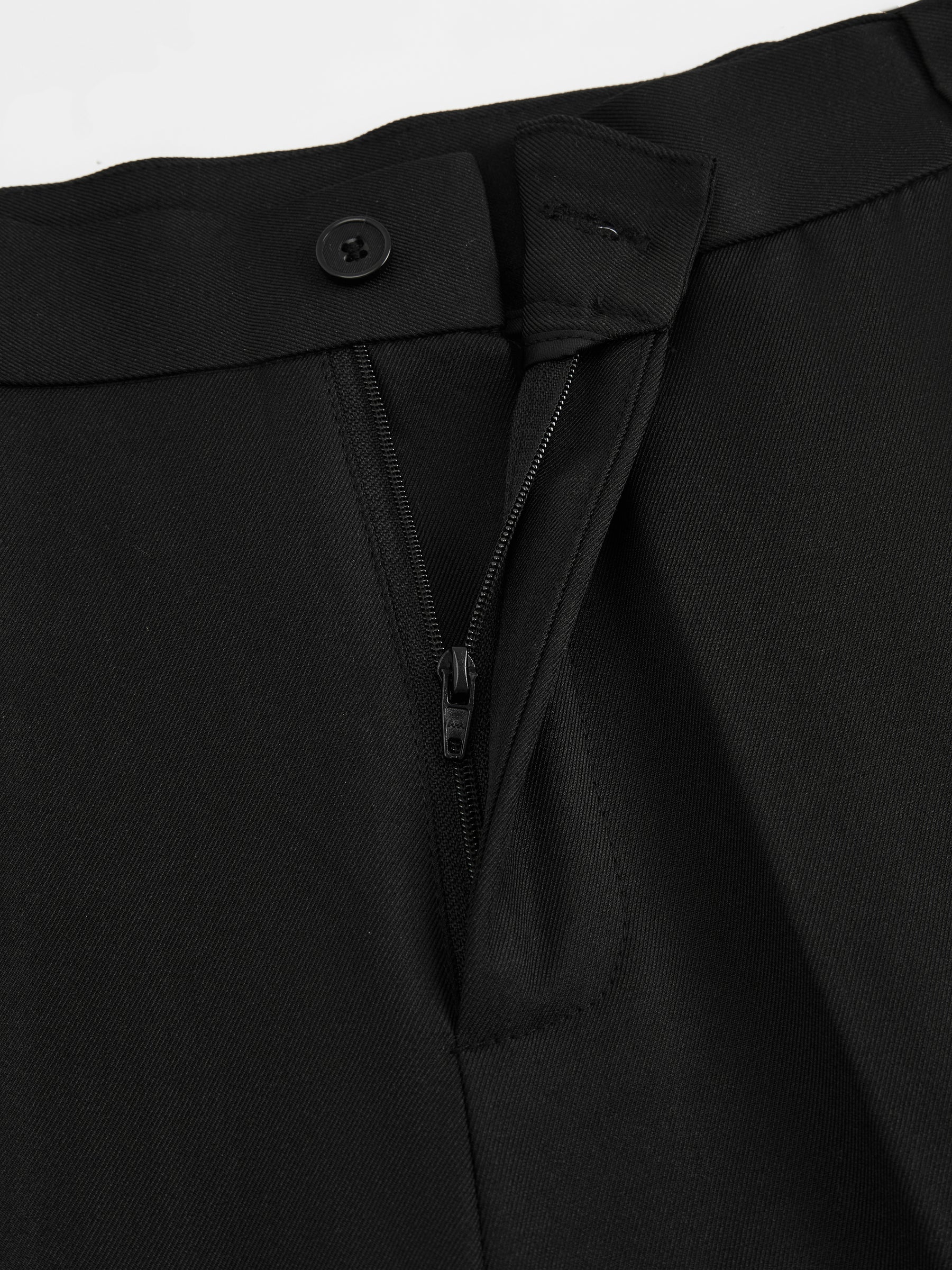 Pantaloni dritti da donna: eleganti e snellenti, adatti per l'ufficio e per tutti i giorni.