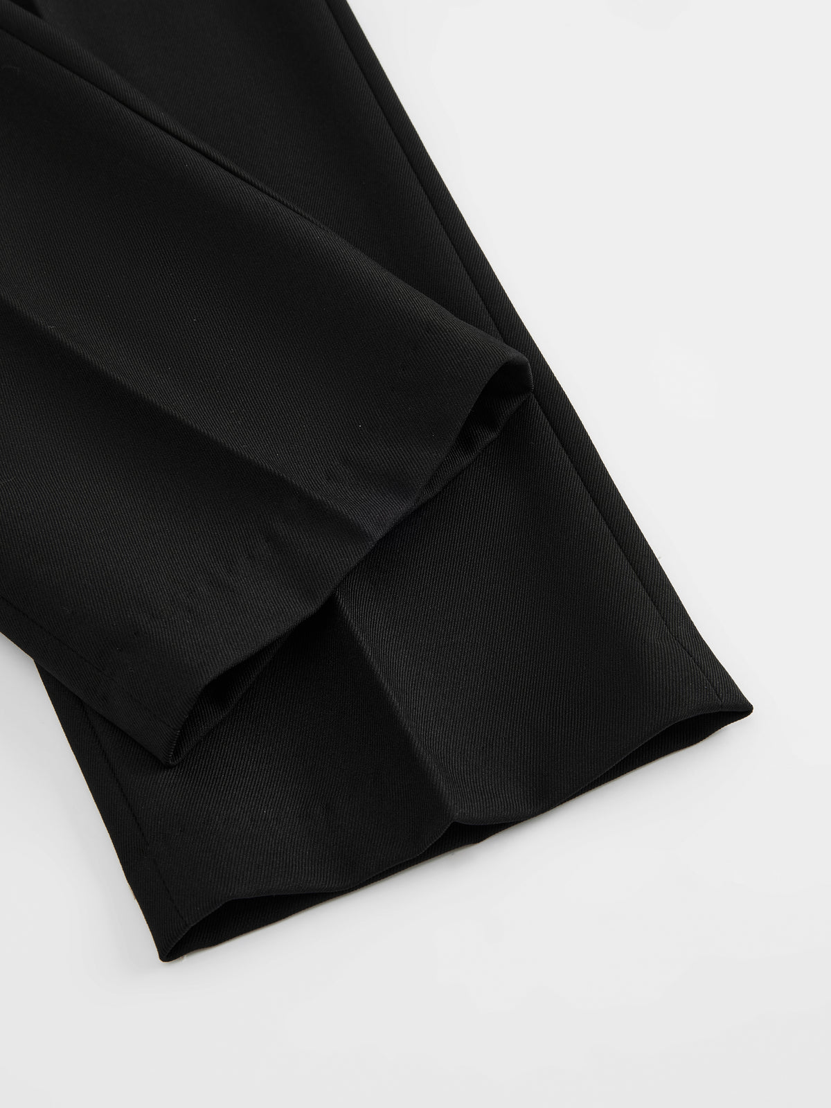 Pantaloni dritti da donna: eleganti e snellenti, adatti per l'ufficio e per tutti i giorni.
