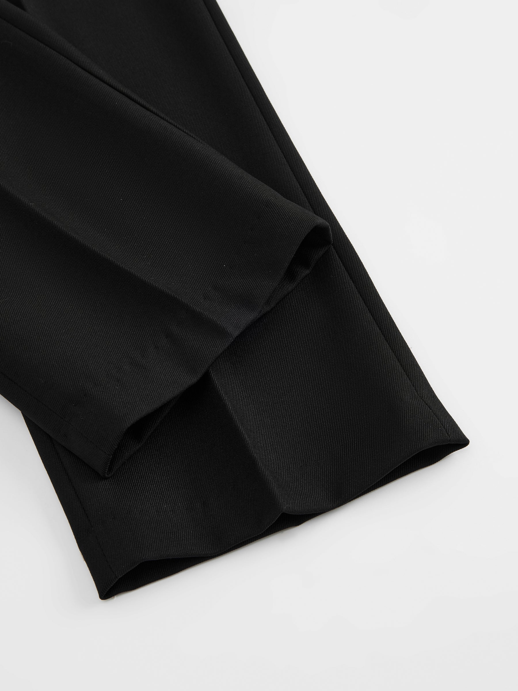 Pantaloni dritti da donna: eleganti e snellenti, adatti per l'ufficio e per tutti i giorni.