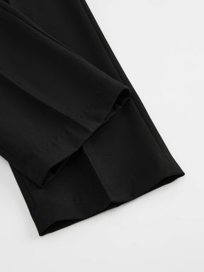 Pantaloni dritti da donna: eleganti e snellenti, adatti per l'ufficio e per tutti i giorni.