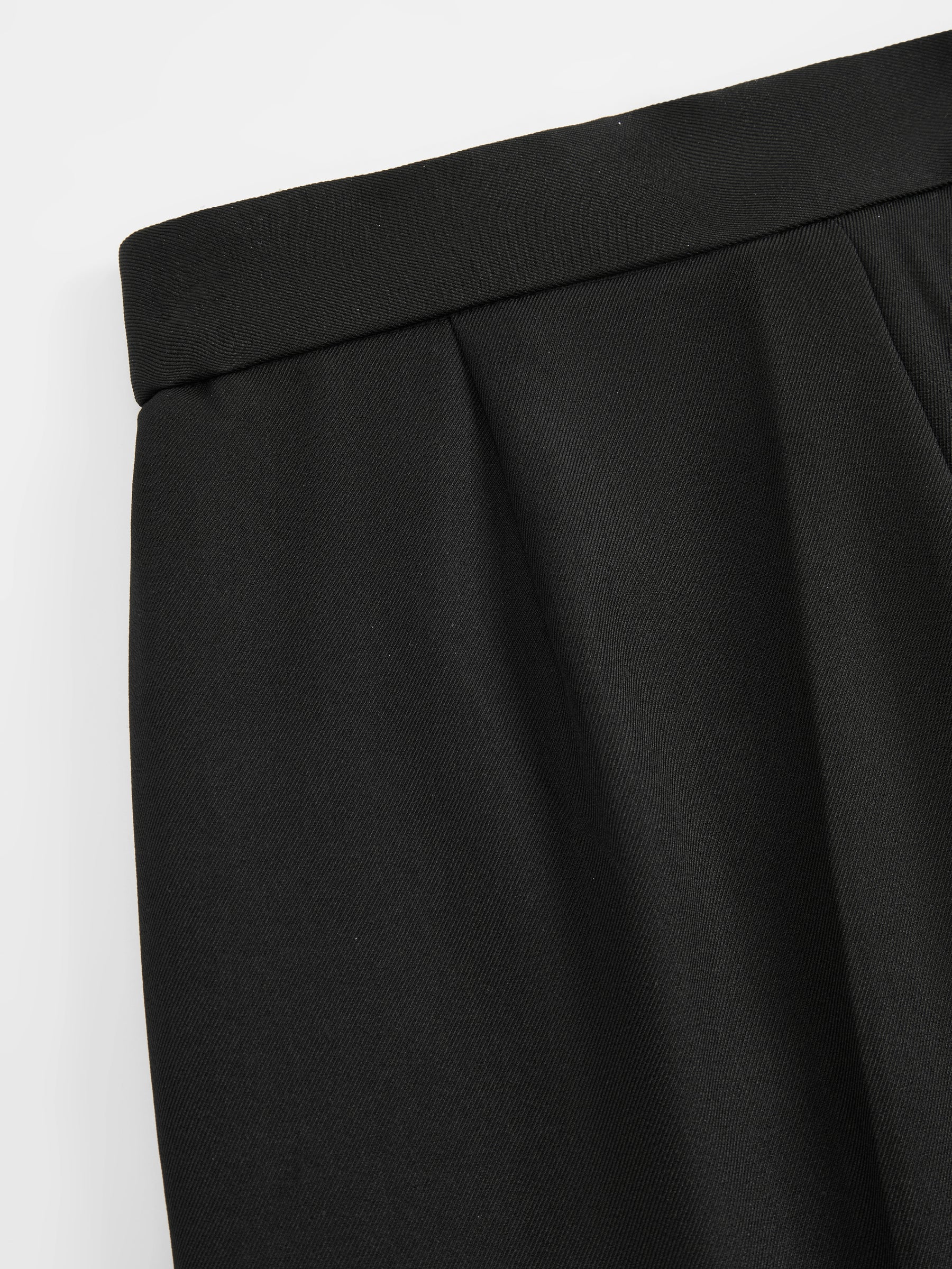 Pantaloni dritti da donna: eleganti e snellenti, adatti per l'ufficio e per tutti i giorni.