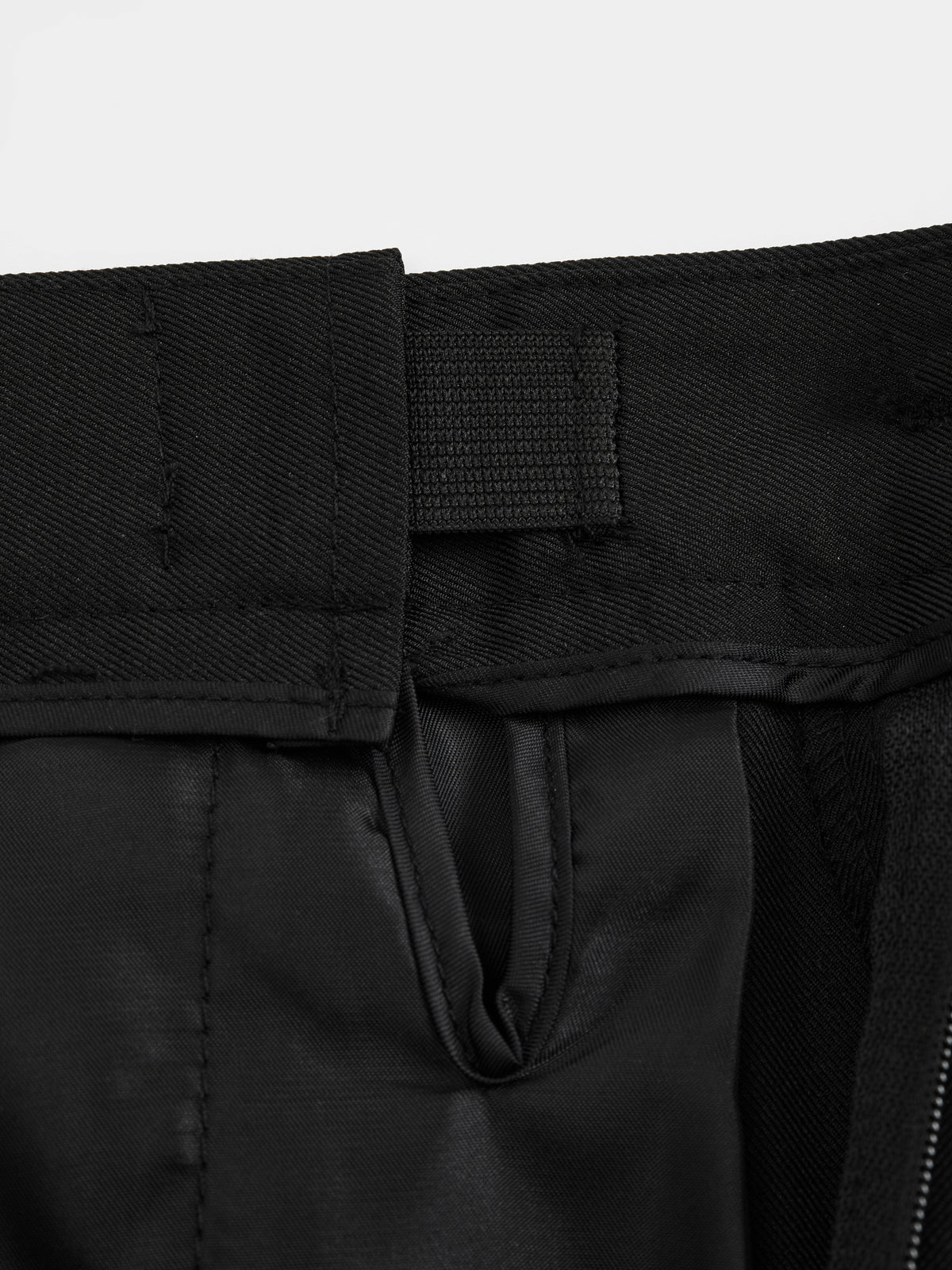 Pantaloni dritti da donna: eleganti e snellenti, adatti per l'ufficio e per tutti i giorni.