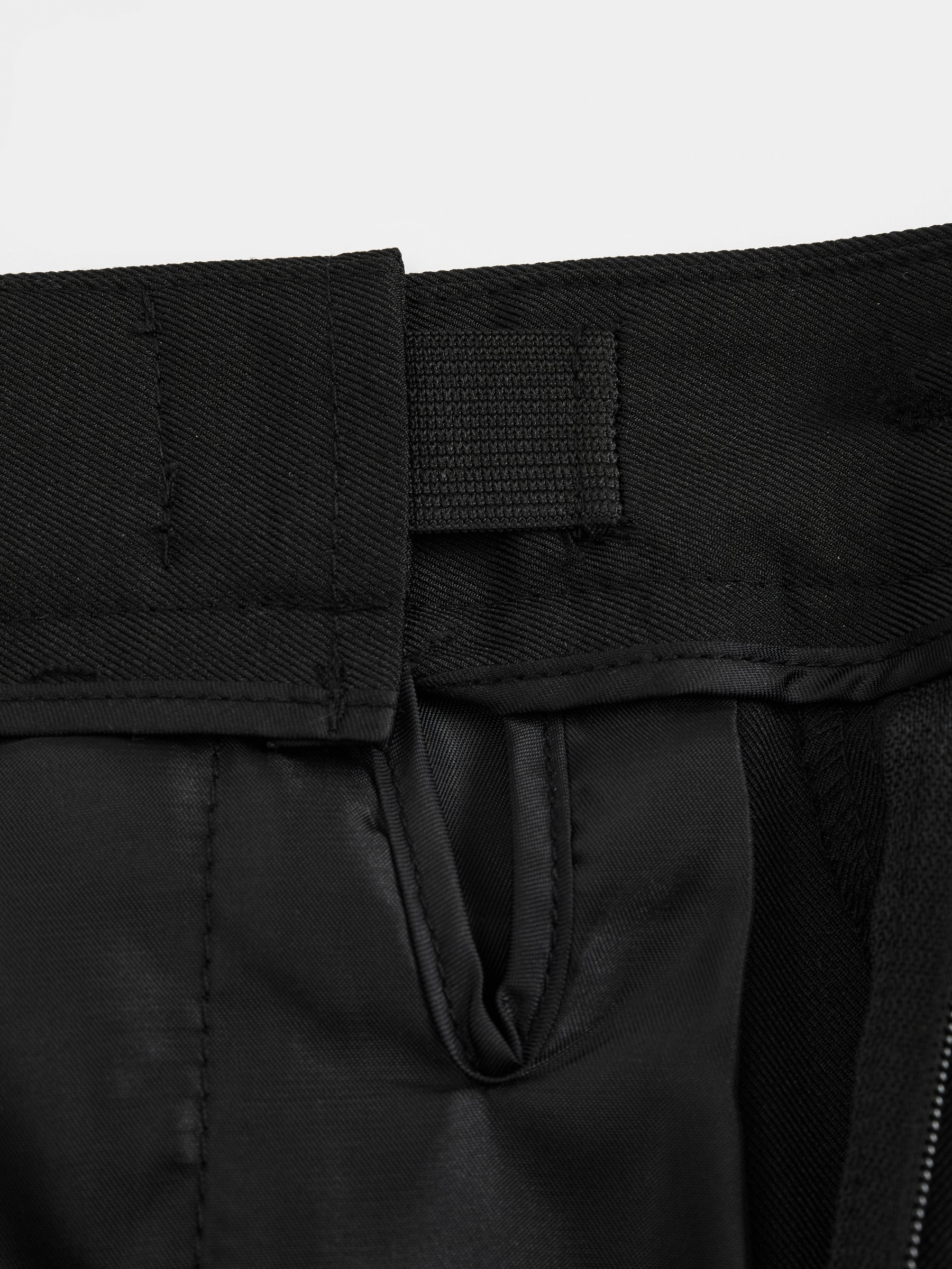 Pantaloni dritti da donna: eleganti e snellenti, adatti per l'ufficio e per tutti i giorni.