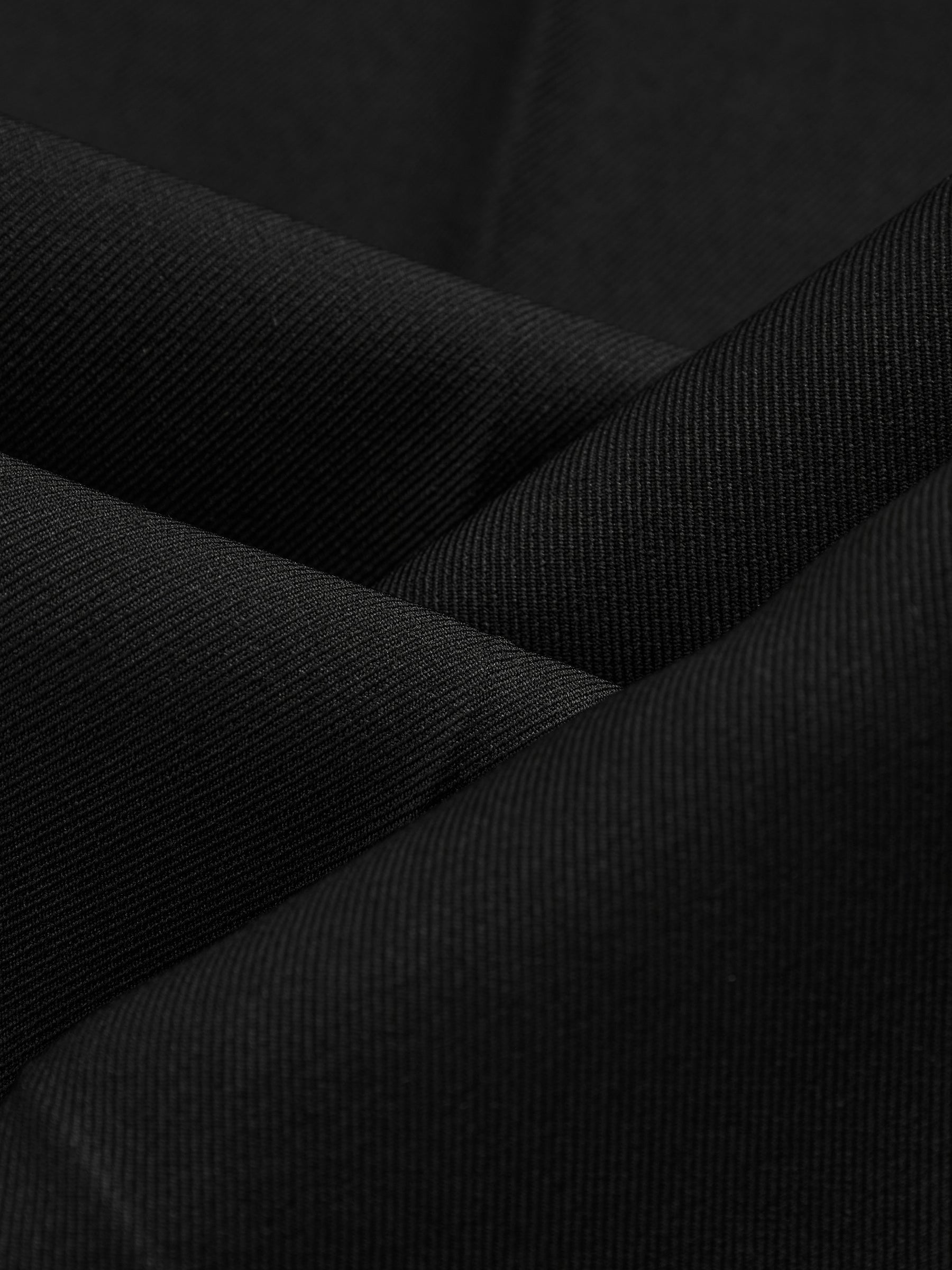 Pantaloni dritti da donna: eleganti e snellenti, adatti per l'ufficio e per tutti i giorni.