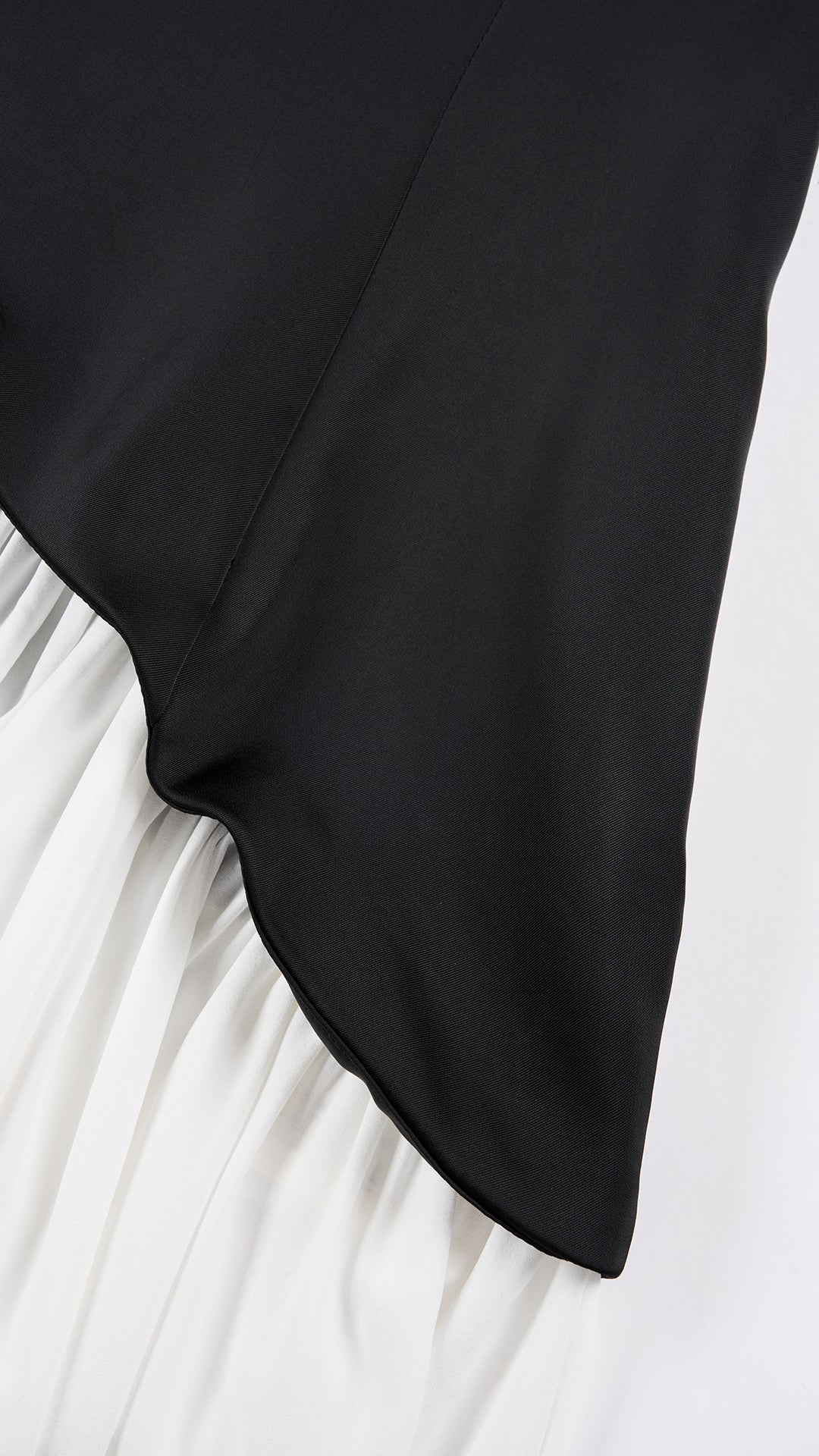 Abito lungo elegante con scollo a collo alto a fiocco, design bicolore con top asimmetrico e gonna fluida