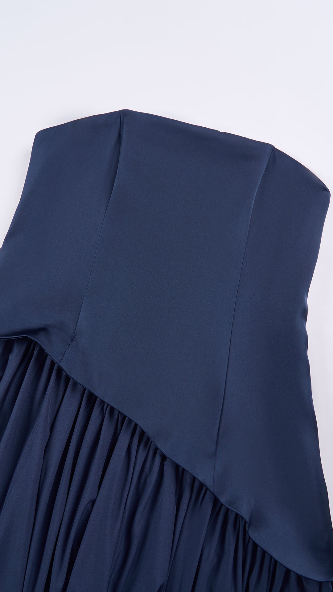 Abito lungo elegante con scollo a collo alto a fiocco, design bicolore con top asimmetrico e gonna fluida