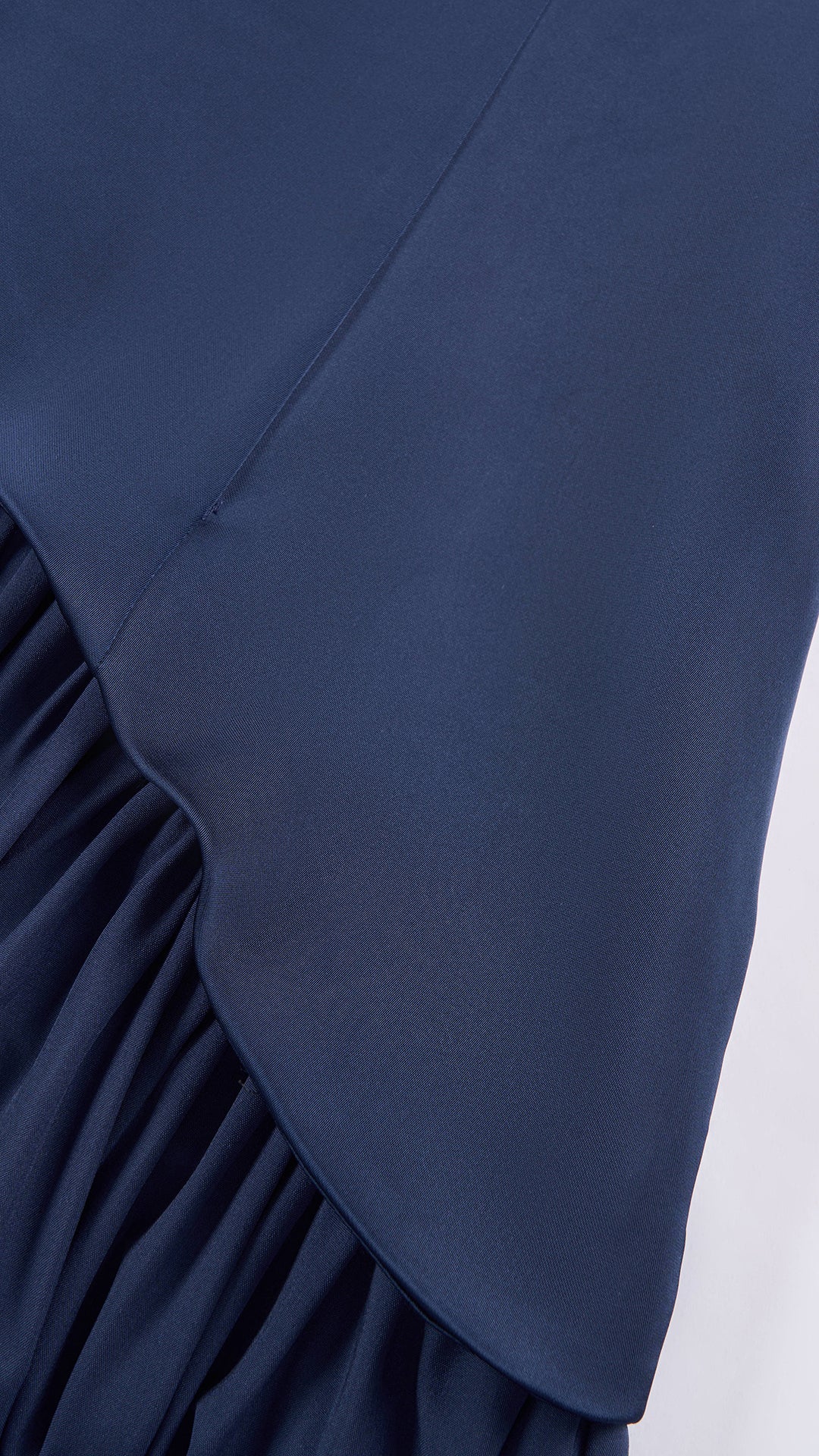 Abito lungo elegante con scollo a collo alto a fiocco, design bicolore con top asimmetrico e gonna fluida