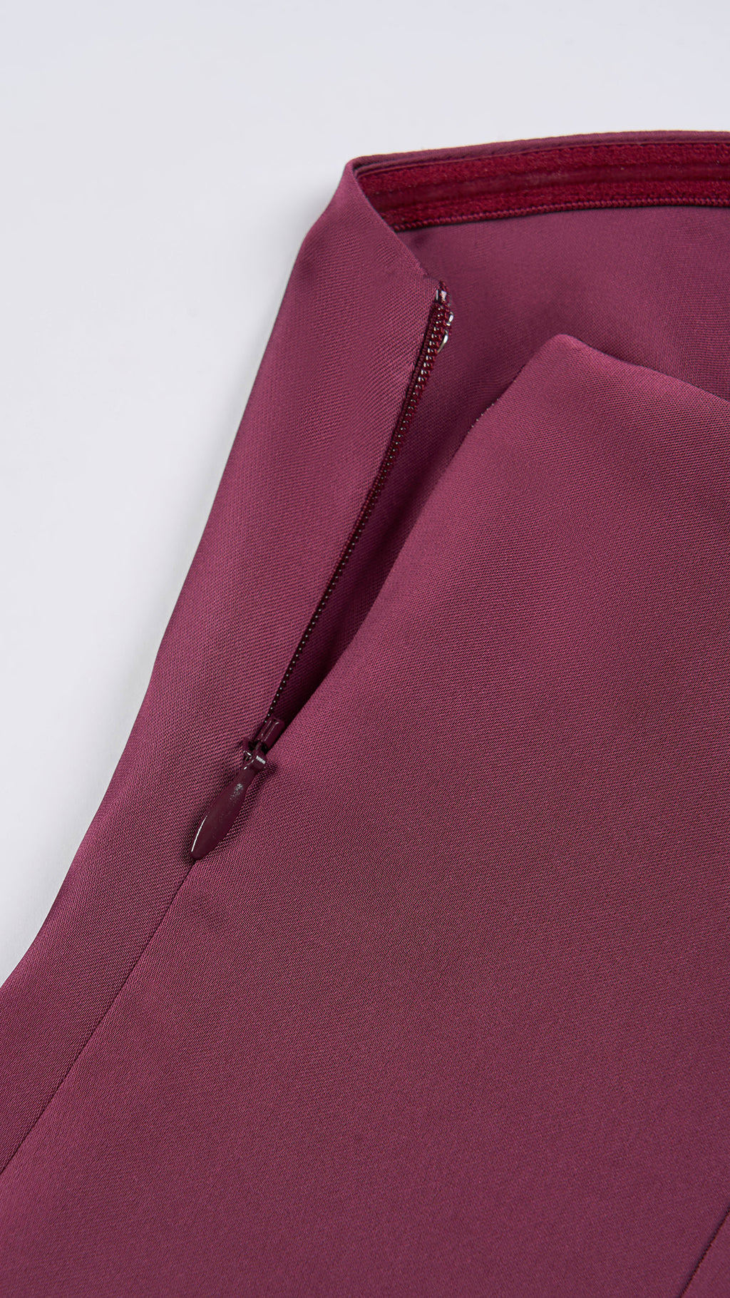 Abito lungo elegante con scollo a collo alto a fiocco, design bicolore con top asimmetrico e gonna fluida