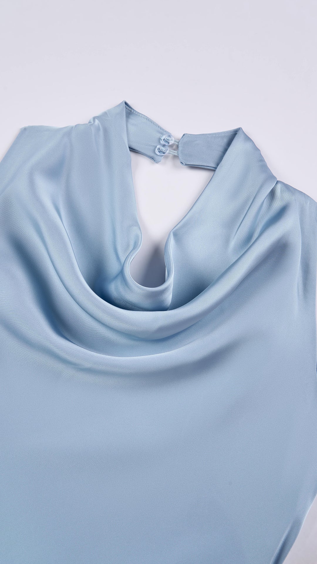 Abito lungo elegante senza maniche con scollo a collo drappeggiato e dettaglio a fibbia, in tessuto fluido, per cerimonie e occasioni speciali