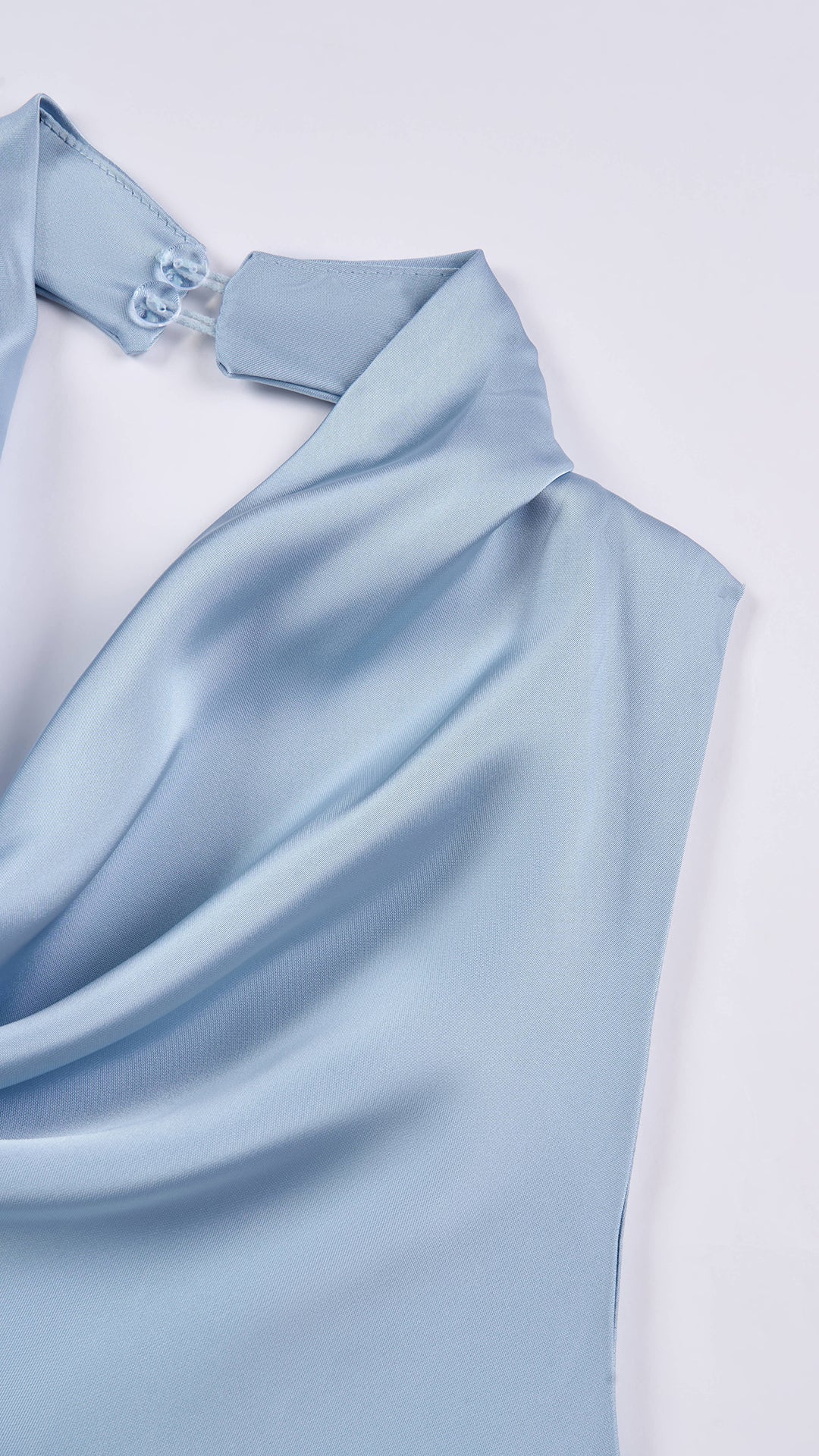 Abito lungo elegante senza maniche con scollo a collo drappeggiato e dettaglio a fibbia, in tessuto fluido, per cerimonie e occasioni speciali