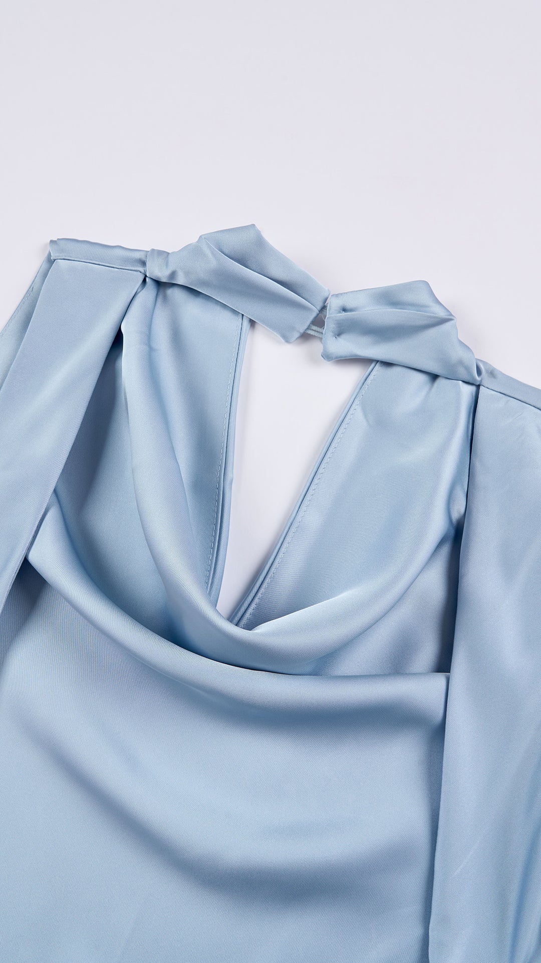 Abito lungo elegante senza maniche con scollo a collo drappeggiato e dettaglio a fibbia, in tessuto fluido, per cerimonie e occasioni speciali