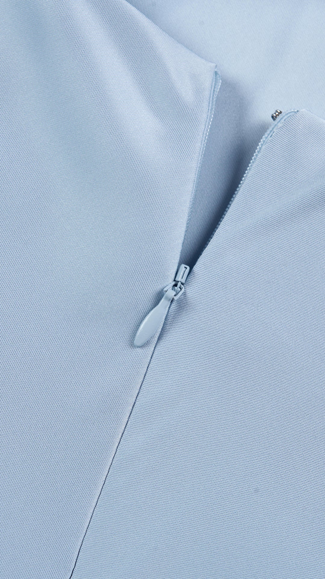 Abito lungo elegante senza maniche con scollo a collo drappeggiato e dettaglio a fibbia, in tessuto fluido, per cerimonie e occasioni speciali