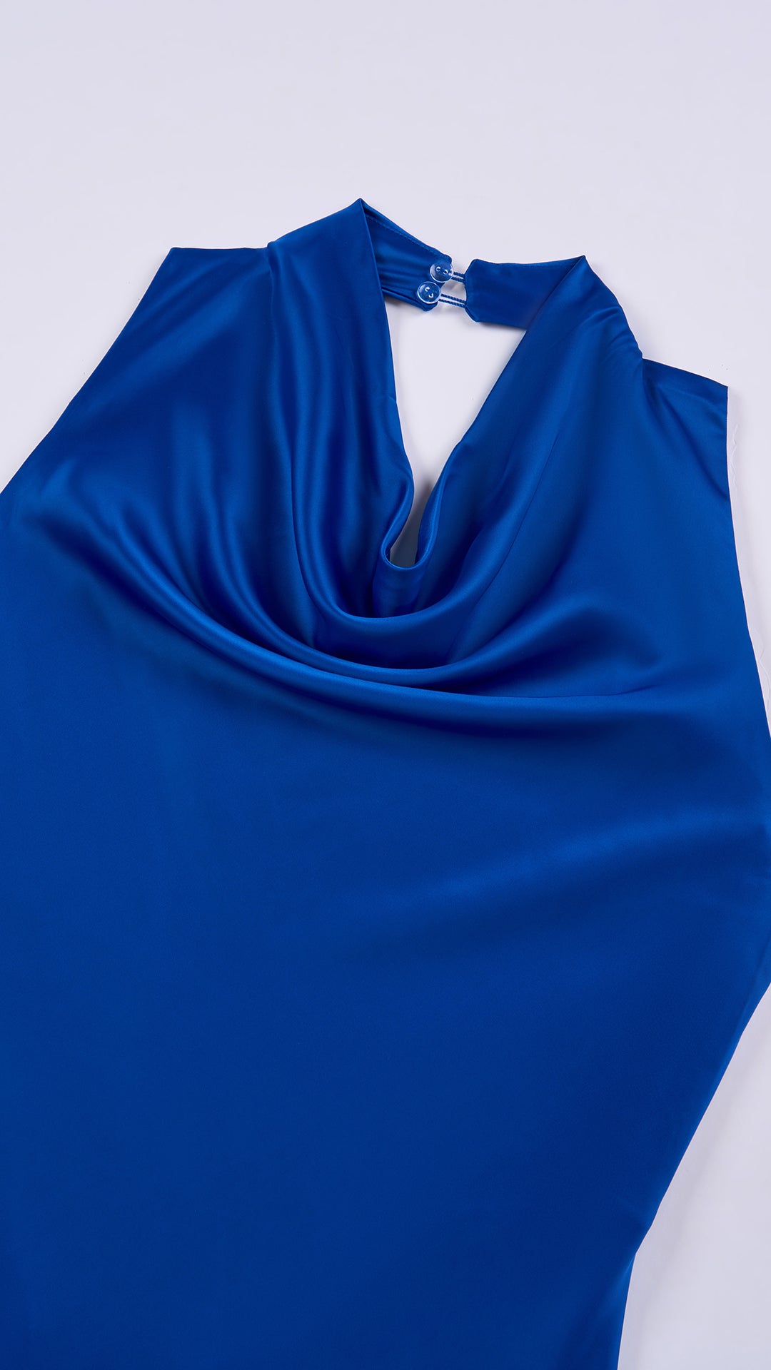 Abito lungo elegante senza maniche con scollo a collo drappeggiato e dettaglio a fibbia, in tessuto fluido, per cerimonie e occasioni speciali