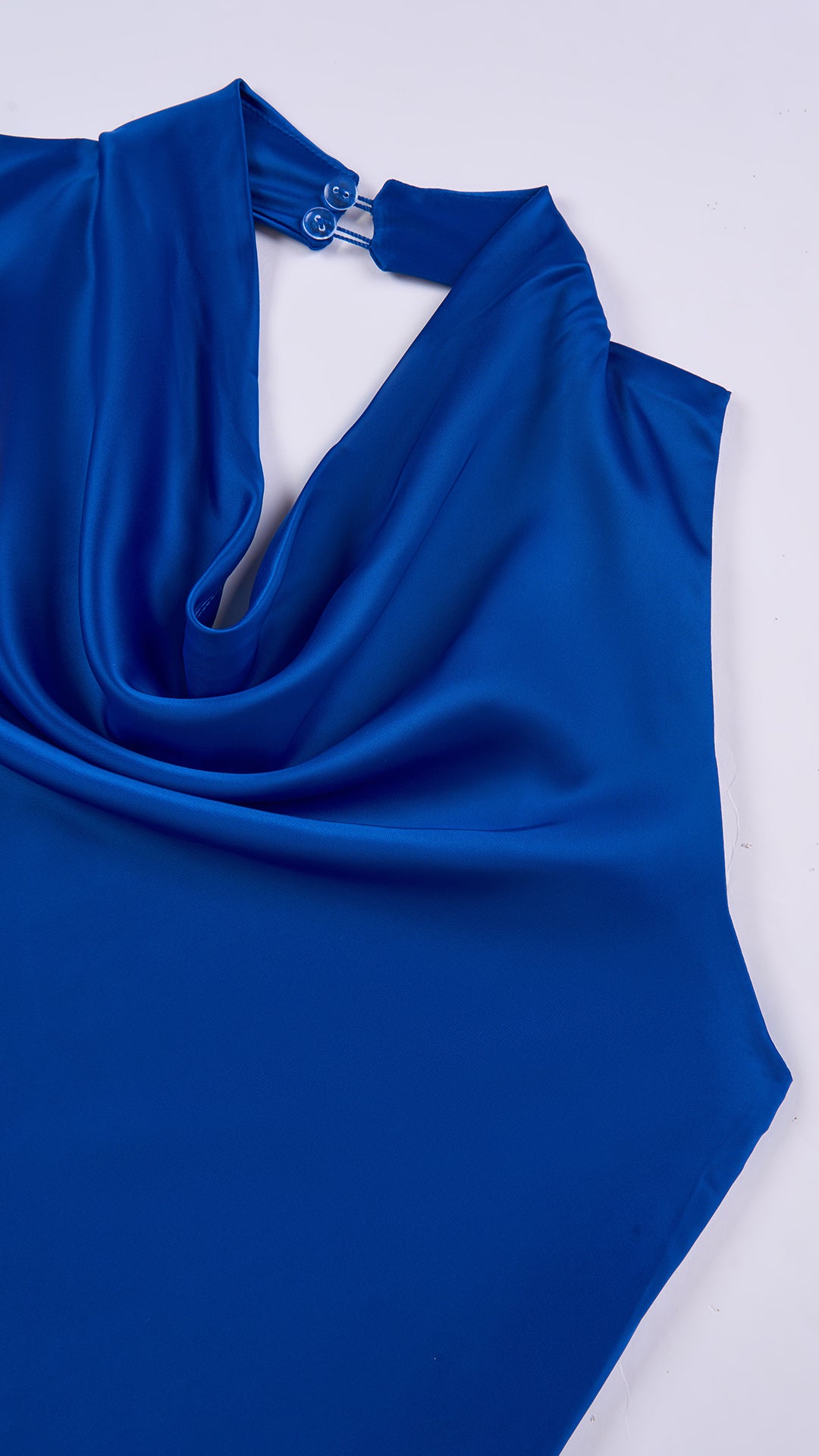 Abito lungo elegante senza maniche con scollo a collo drappeggiato e dettaglio a fibbia, in tessuto fluido, per cerimonie e occasioni speciali