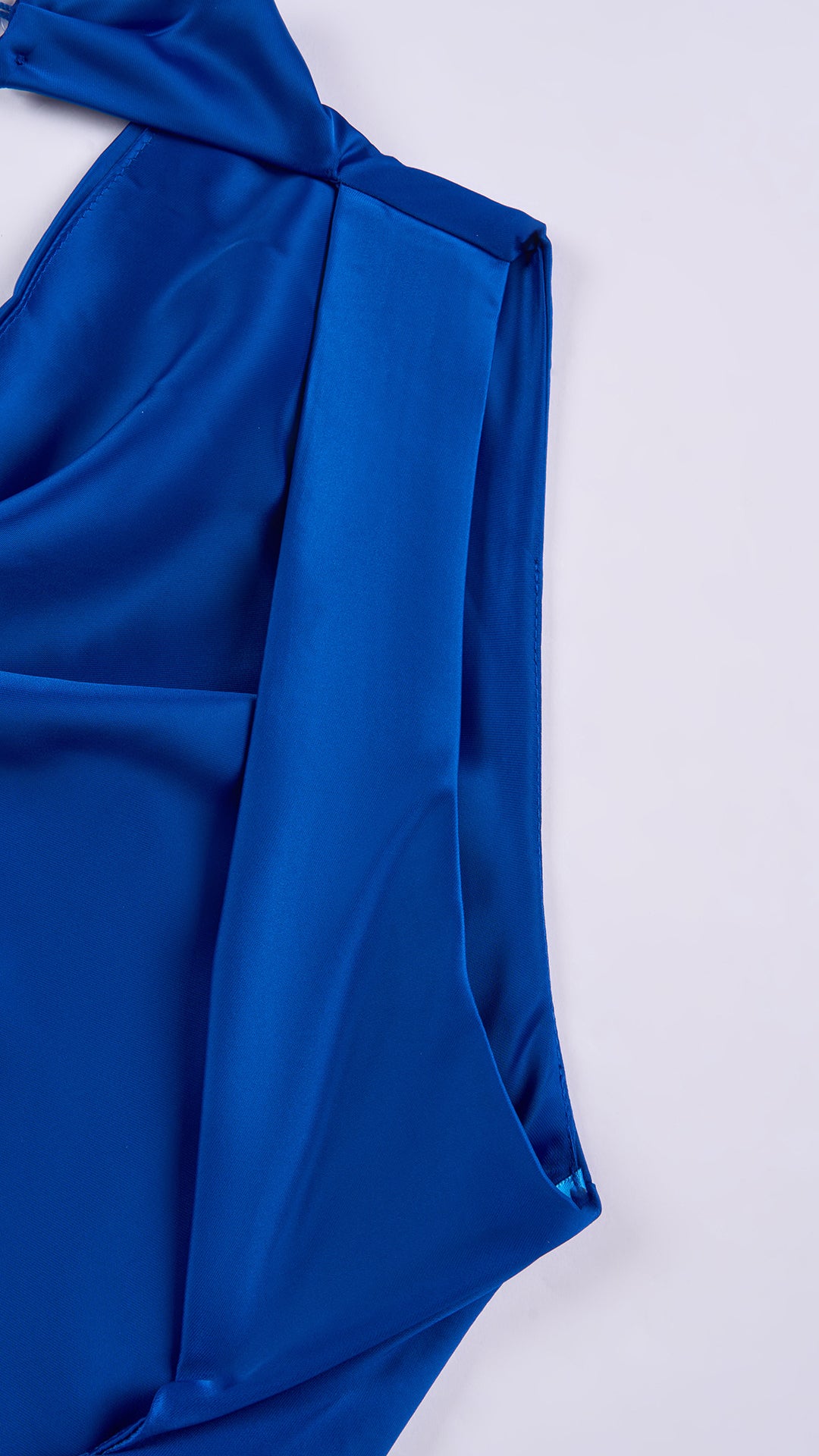 Abito lungo elegante senza maniche con scollo a collo drappeggiato e dettaglio a fibbia, in tessuto fluido, per cerimonie e occasioni speciali