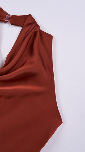 Abito lungo elegante senza maniche con scollo a collo drappeggiato e dettaglio a fibbia, in tessuto fluido, per cerimonie e occasioni speciali