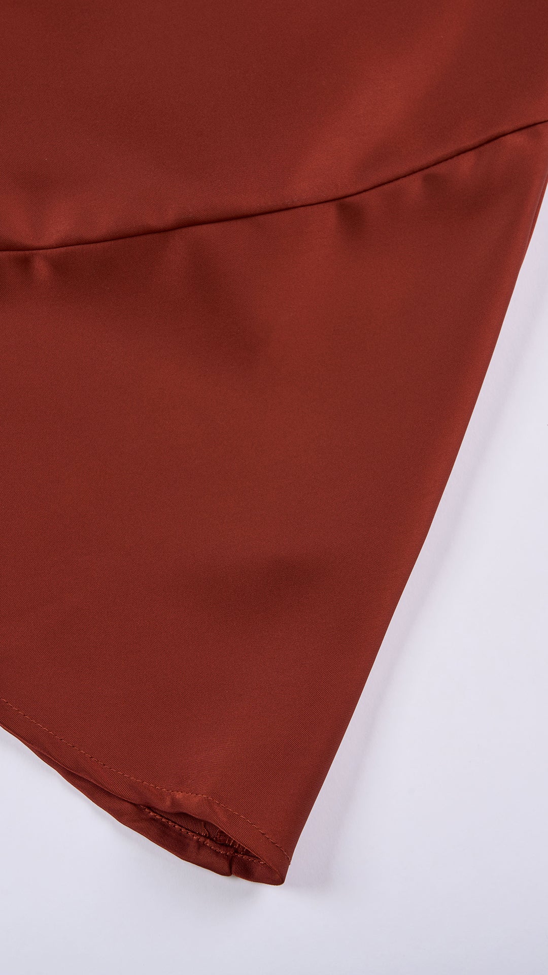 Abito lungo elegante senza maniche con scollo a collo drappeggiato e dettaglio a fibbia, in tessuto fluido, per cerimonie e occasioni speciali