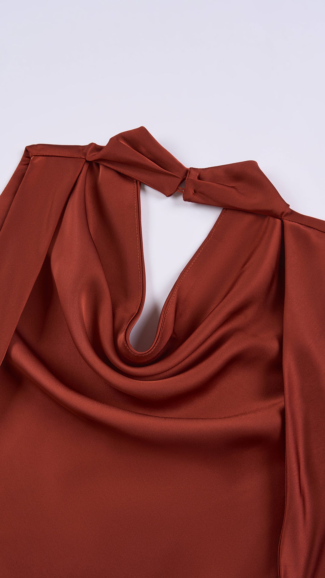 Abito lungo elegante senza maniche con scollo a collo drappeggiato e dettaglio a fibbia, in tessuto fluido, per cerimonie e occasioni speciali