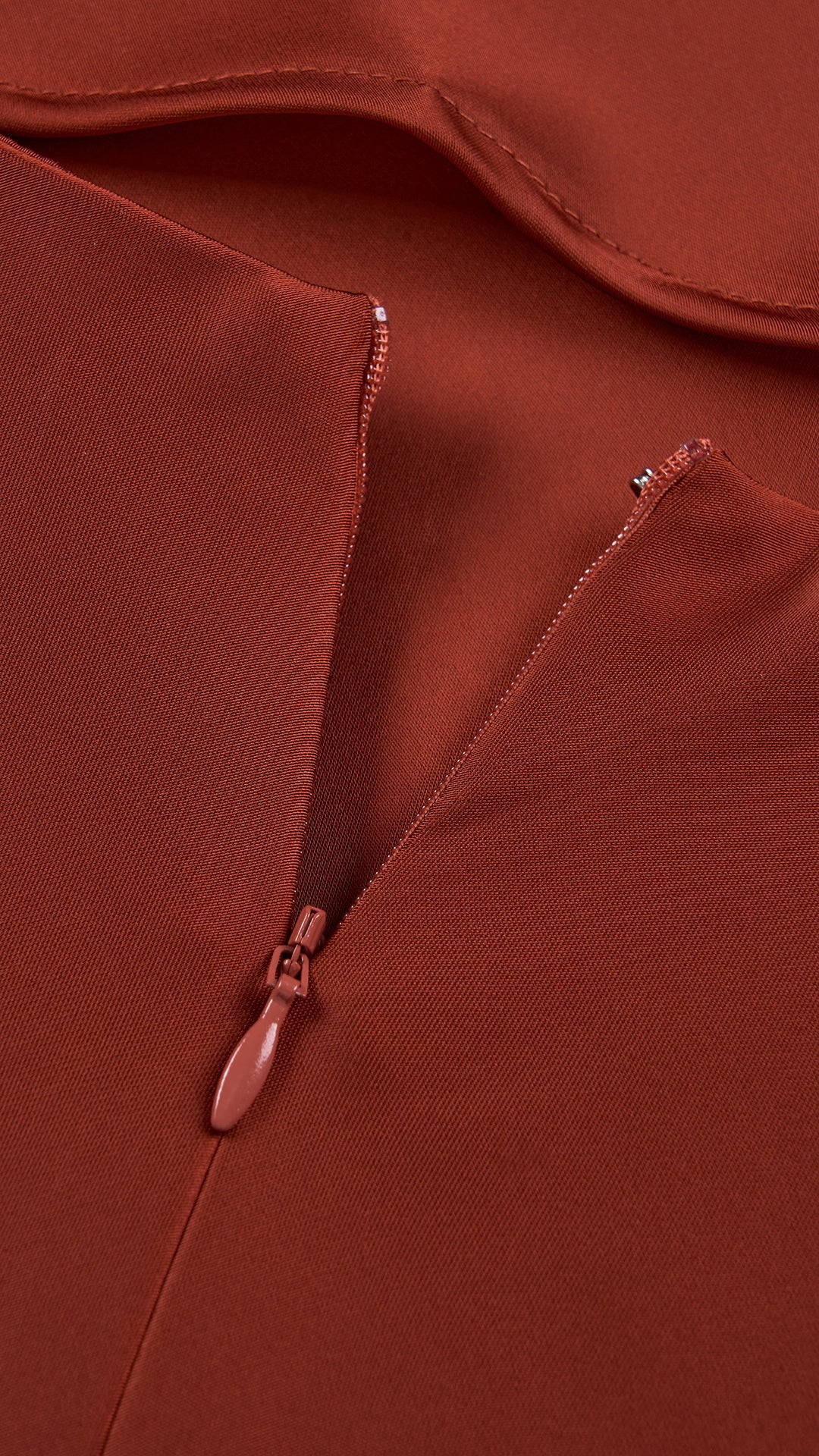 Abito lungo elegante senza maniche con scollo a collo drappeggiato e dettaglio a fibbia, in tessuto fluido, per cerimonie e occasioni speciali