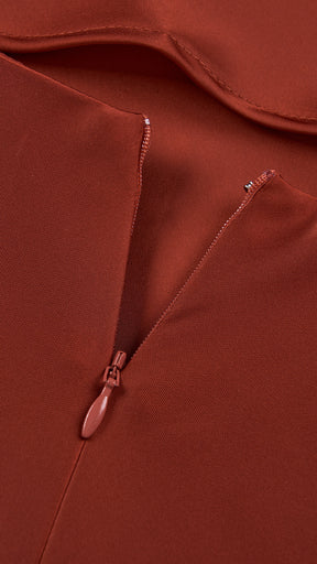 Abito lungo elegante senza maniche con scollo a collo drappeggiato e dettaglio a fibbia, in tessuto fluido, per cerimonie e occasioni speciali
