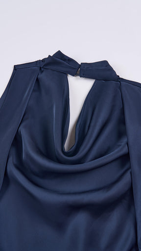 Abito lungo elegante senza maniche con scollo a collo drappeggiato e dettaglio a fibbia, in tessuto fluido, per cerimonie e occasioni speciali