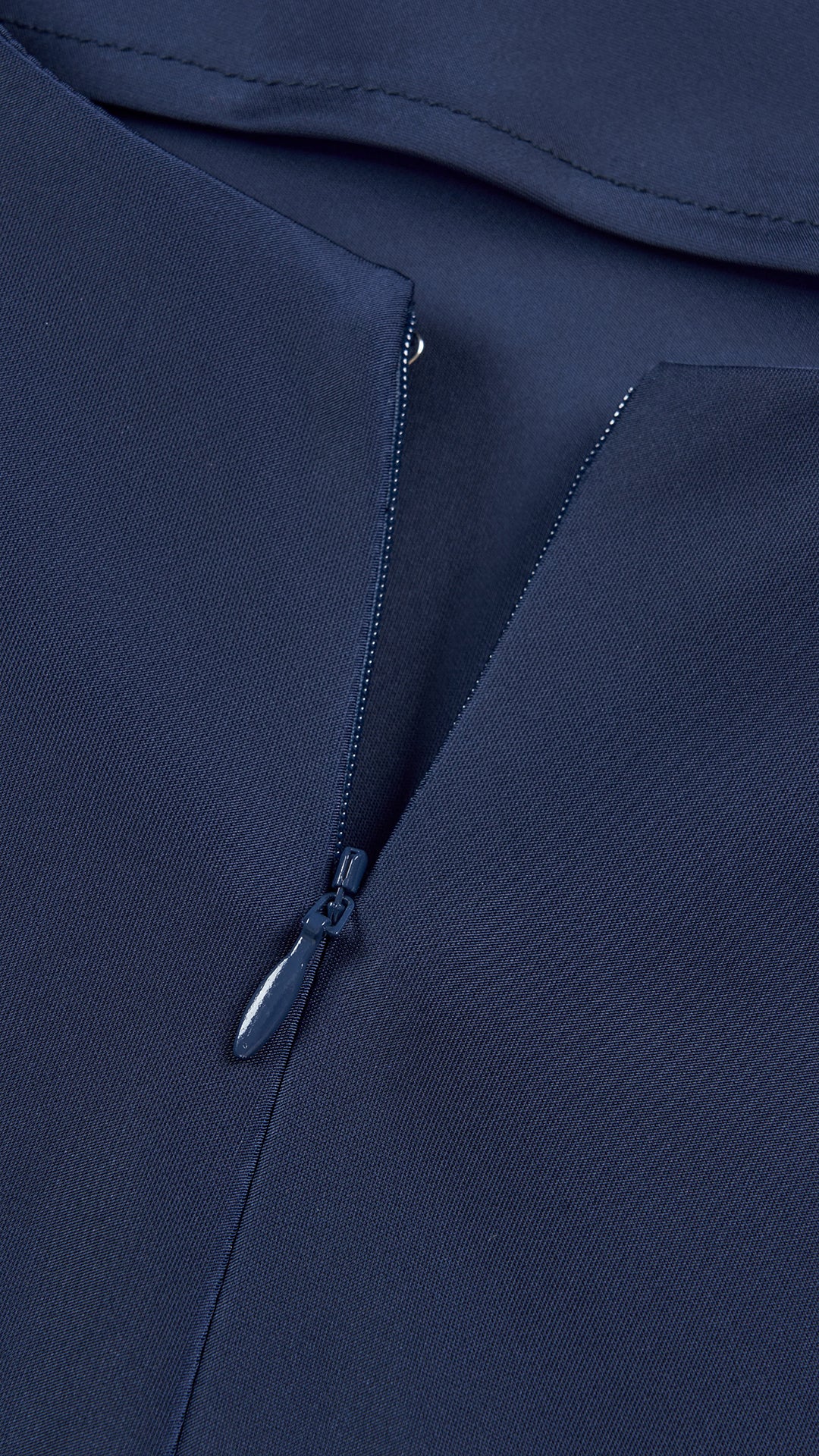 Abito lungo elegante senza maniche con scollo a collo drappeggiato e dettaglio a fibbia, in tessuto fluido, per cerimonie e occasioni speciali