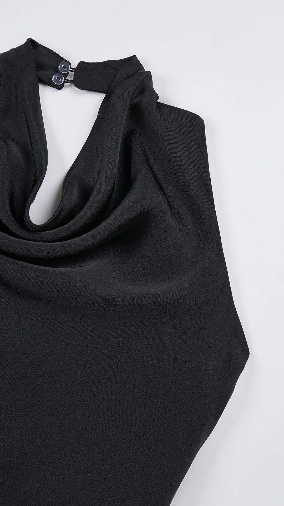 Abito lungo elegante senza maniche con scollo a collo drappeggiato e dettaglio a fibbia, in tessuto fluido, per cerimonie e occasioni speciali