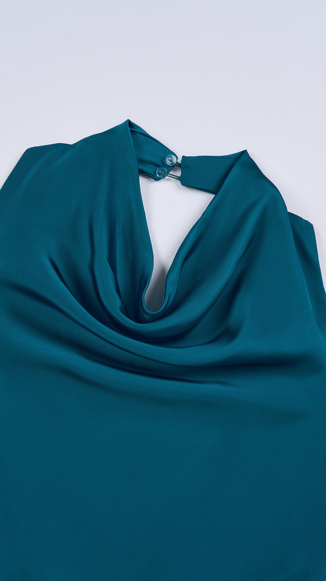 Abito lungo elegante senza maniche con scollo a collo drappeggiato e dettaglio a fibbia, in tessuto fluido, per cerimonie e occasioni speciali