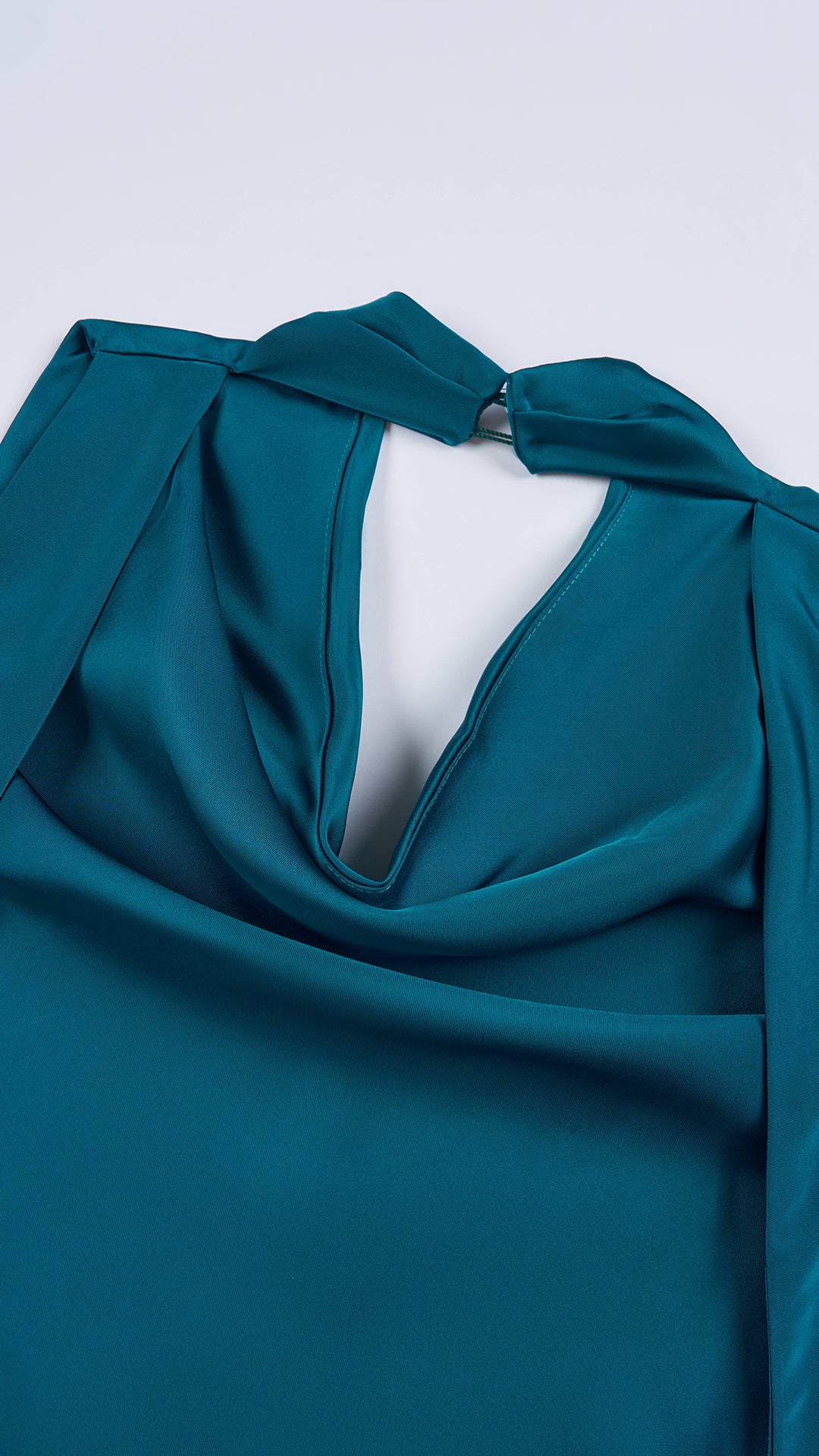 Abito lungo elegante senza maniche con scollo a collo drappeggiato e dettaglio a fibbia, in tessuto fluido, per cerimonie e occasioni speciali