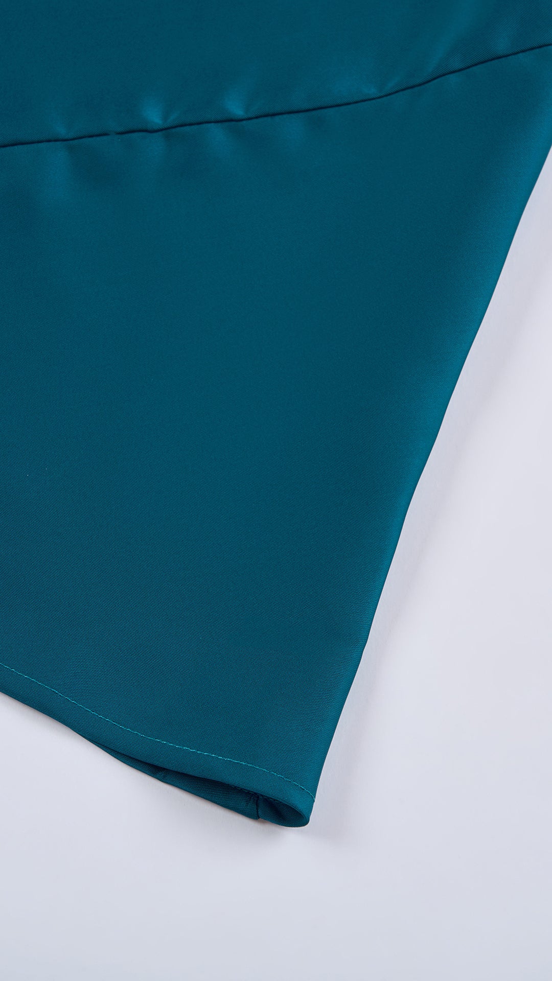Abito lungo elegante senza maniche con scollo a collo drappeggiato e dettaglio a fibbia, in tessuto fluido, per cerimonie e occasioni speciali