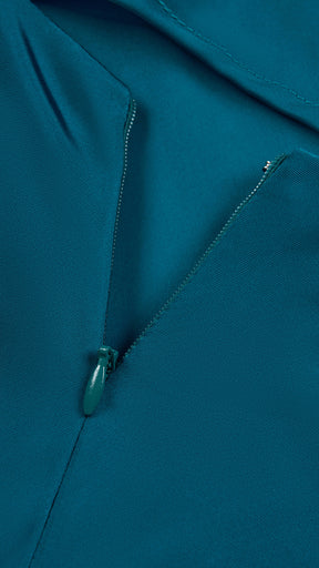 Abito lungo elegante senza maniche con scollo a collo drappeggiato e dettaglio a fibbia, in tessuto fluido, per cerimonie e occasioni speciali