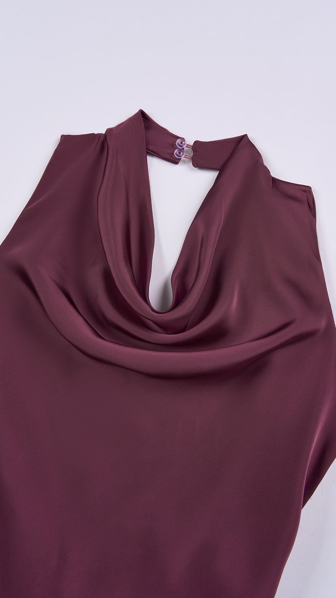 Abito lungo elegante senza maniche con scollo a collo drappeggiato e dettaglio a fibbia, in tessuto fluido, per cerimonie e occasioni speciali