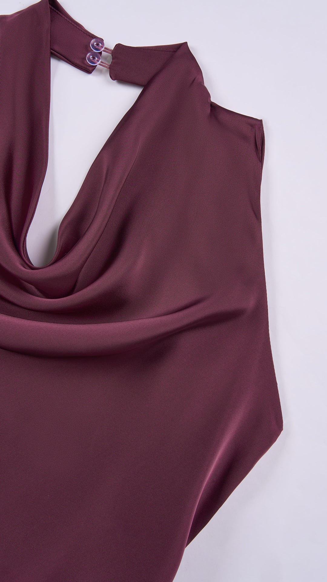 Abito lungo elegante senza maniche con scollo a collo drappeggiato e dettaglio a fibbia, in tessuto fluido, per cerimonie e occasioni speciali