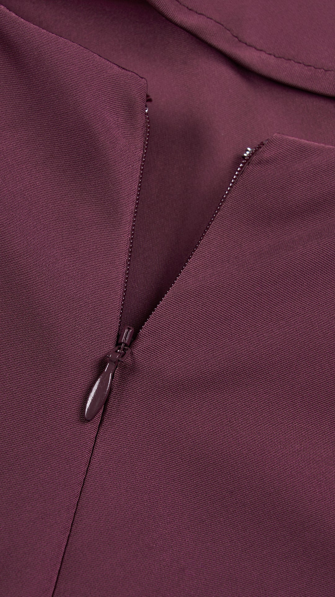 Abito lungo elegante senza maniche con scollo a collo drappeggiato e dettaglio a fibbia, in tessuto fluido, per cerimonie e occasioni speciali