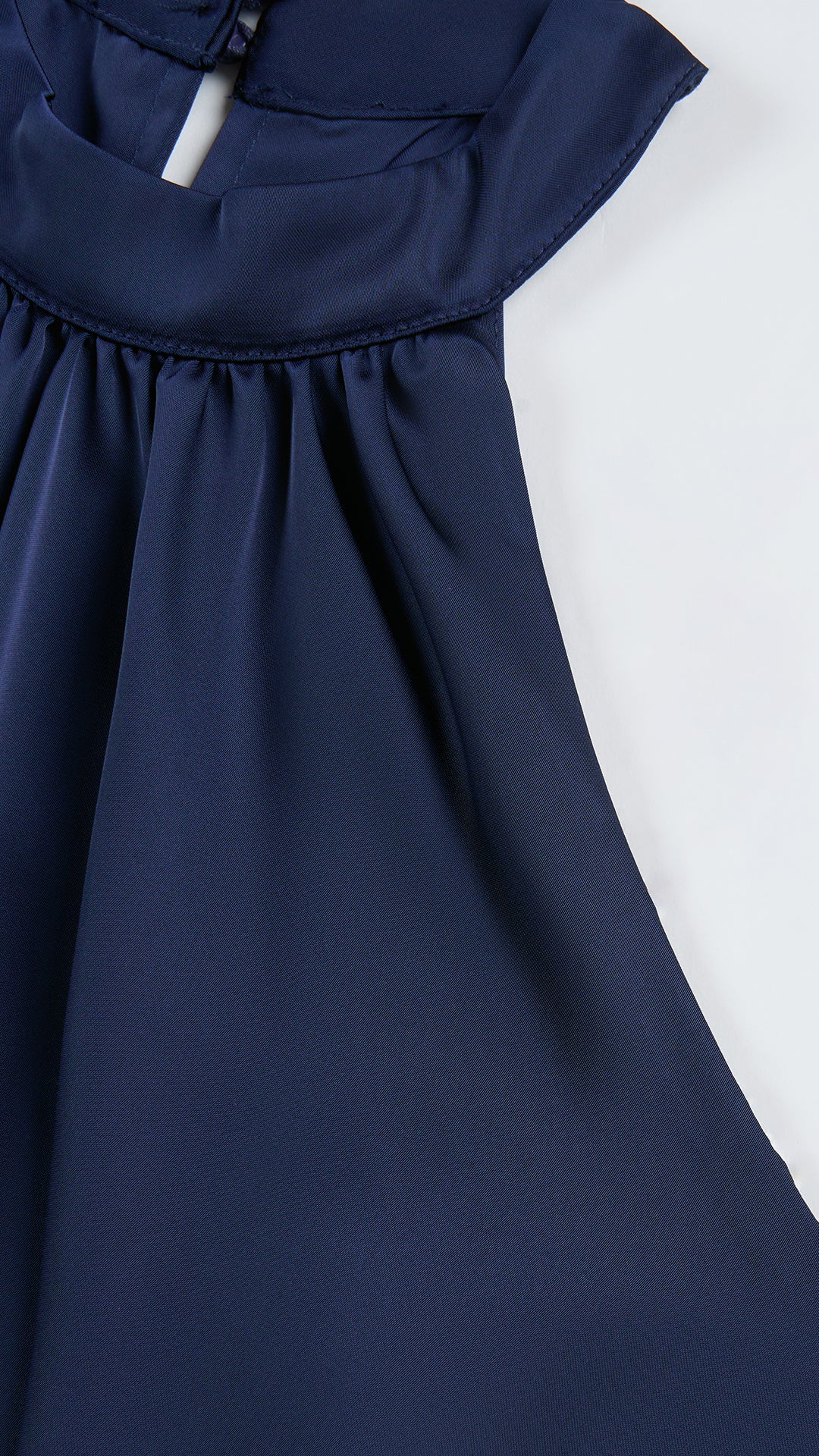 Abito lungo elegante con scollo a collo alto, senza maniche, in raso fluido, per cerimonie e occasioni speciali