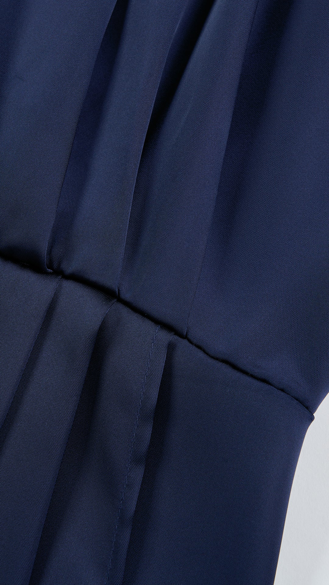 Abito lungo elegante con scollo a collo alto, senza maniche, in raso fluido, per cerimonie e occasioni speciali