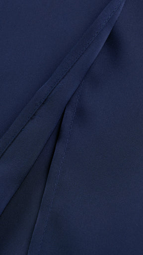 Abito lungo elegante con scollo a collo alto, senza maniche, in raso fluido, per cerimonie e occasioni speciali