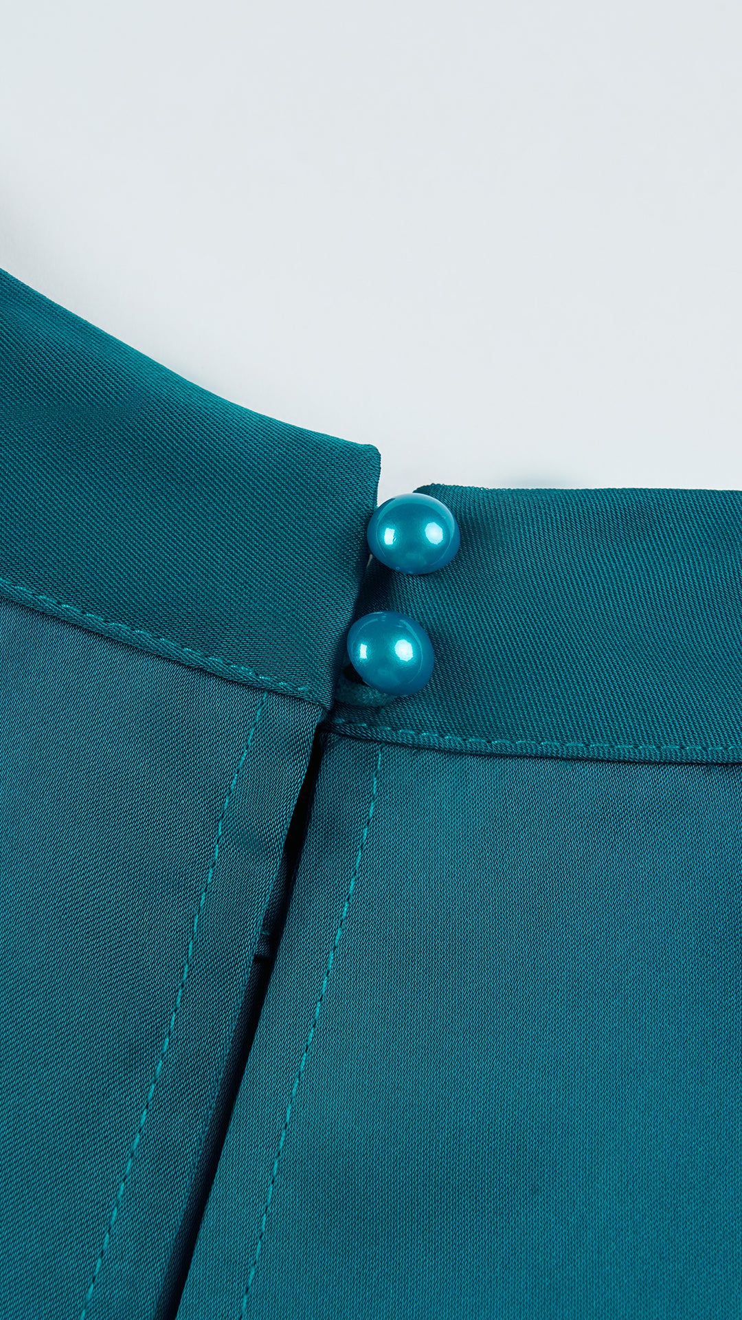 Abito lungo elegante con scollo a collo alto, senza maniche, in raso fluido, per cerimonie e occasioni speciali